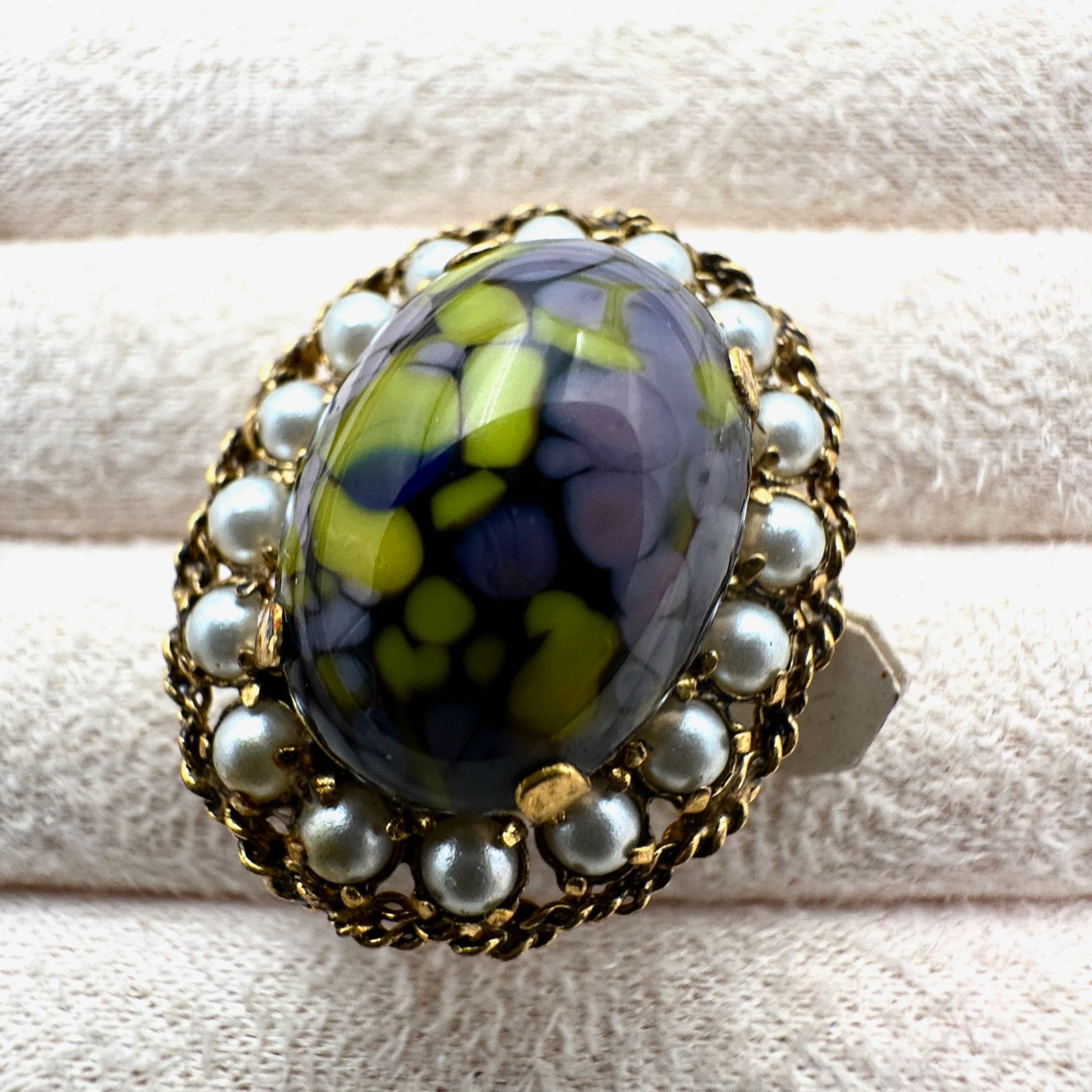 Vintage Brooch Made in Austria Art Glass Faux Pearl Gold Tone 1.5 Inch: Vintage Brooch Made in Austria Art Glass Faux Pearl Gold Tone 1.5 Inch