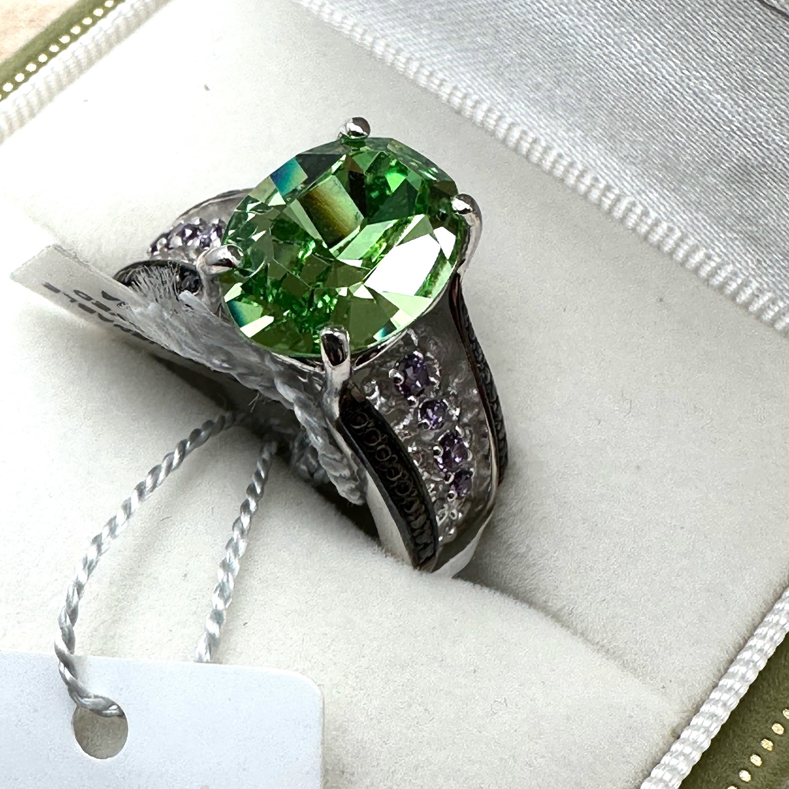 Swarovski Bright Green Crystal Silver Plated Ring Size 9 Ring Box Included: Swarovski Bright Green Crystal Silver Plated Ring Size 9 Ring Box Included