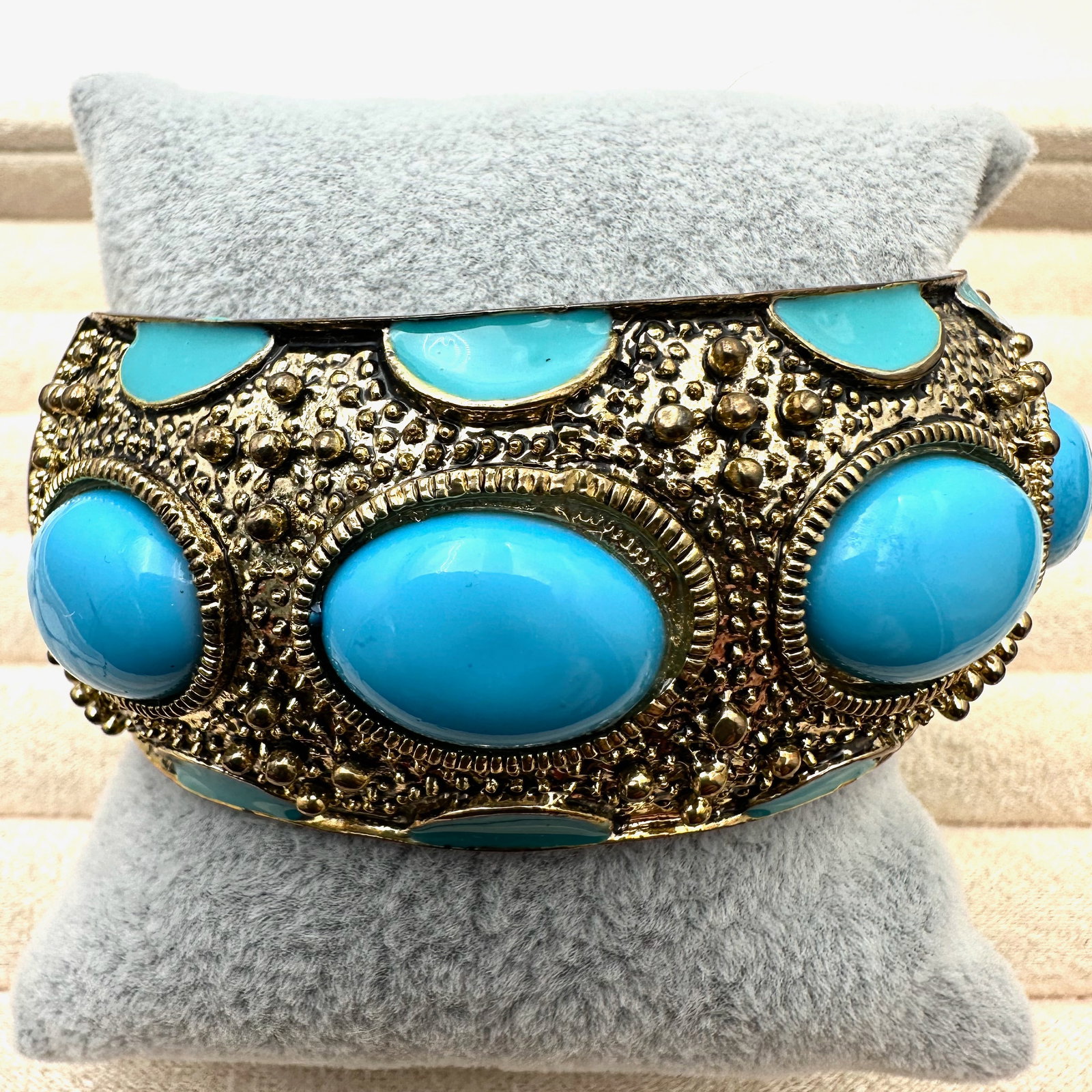 Vintage Turquoise Lucite Cabochon Wide Gold Tone Hinged Bangle Bracelet (1 of 2)
