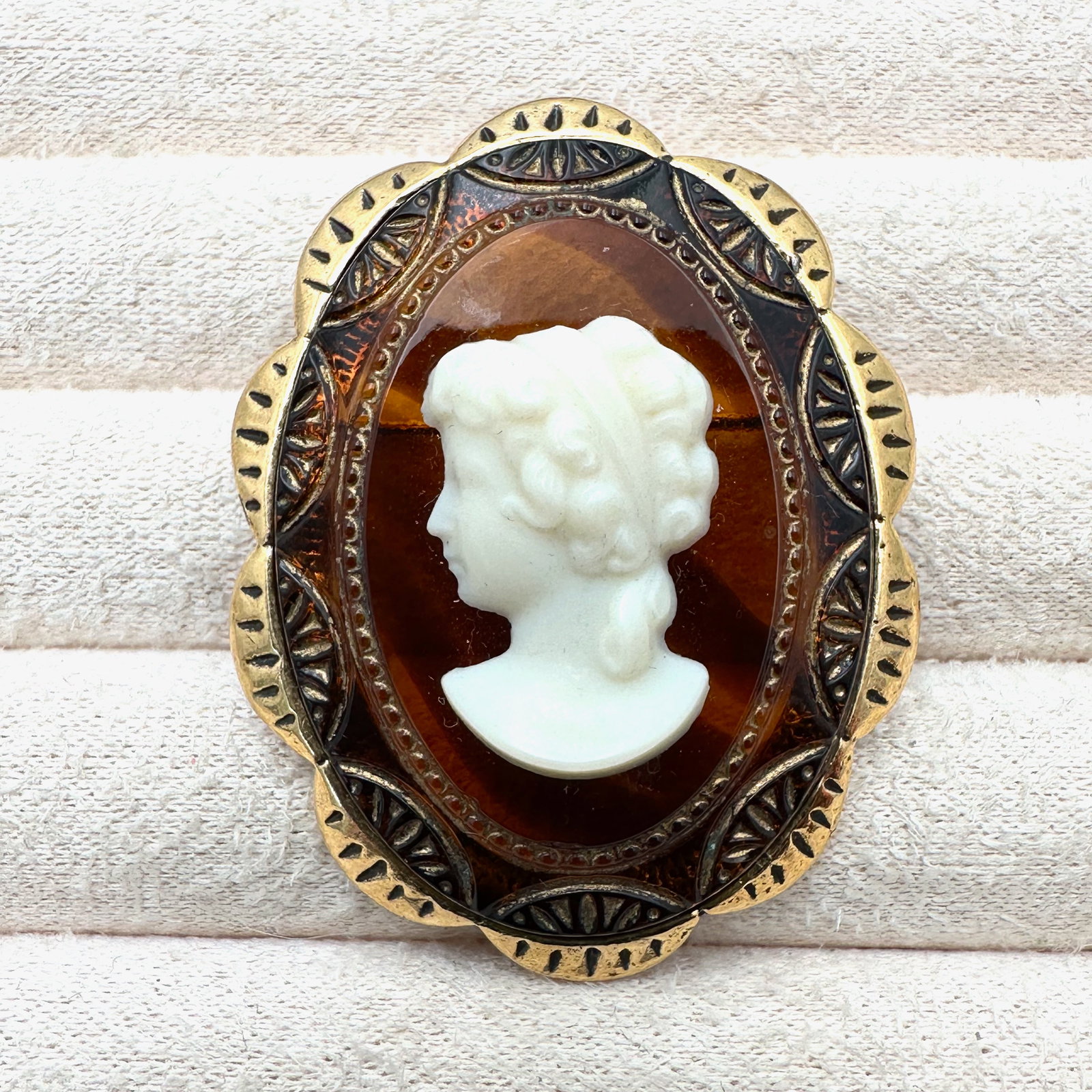 Vintage Amber Pressed Glass Cameo Portrait Gold Tone Brooch Pin 1.75 Inch: Vintage Amber Pressed Glass Cameo Portrait Gold Tone Brooch Pin 1.75 Inch