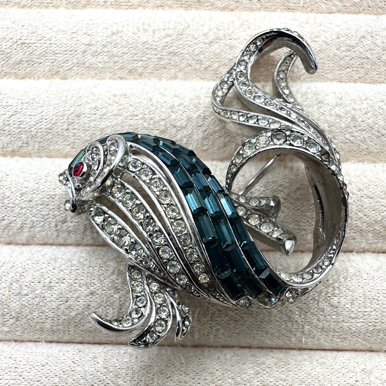 Vintage Attwood & Sawyer Blue and Clear Rhinestone Silver Tone Fish Brooch Pin 2.5 Inch: Vintage Attwood & Sawyer Blue and Clear Rhinestone Silver Tone Fish Brooch Pin 2.5 Inch