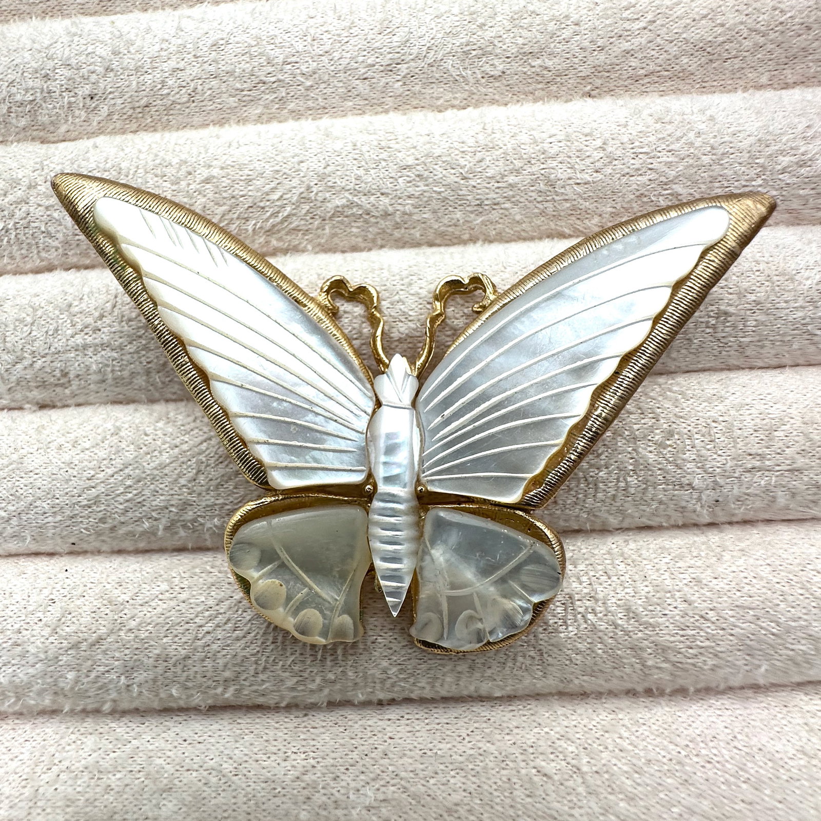 Vintage Borinque Mother of Pearl Gold Tone Butterfly Brooch Pin 2.5 Inch (1 of 2)