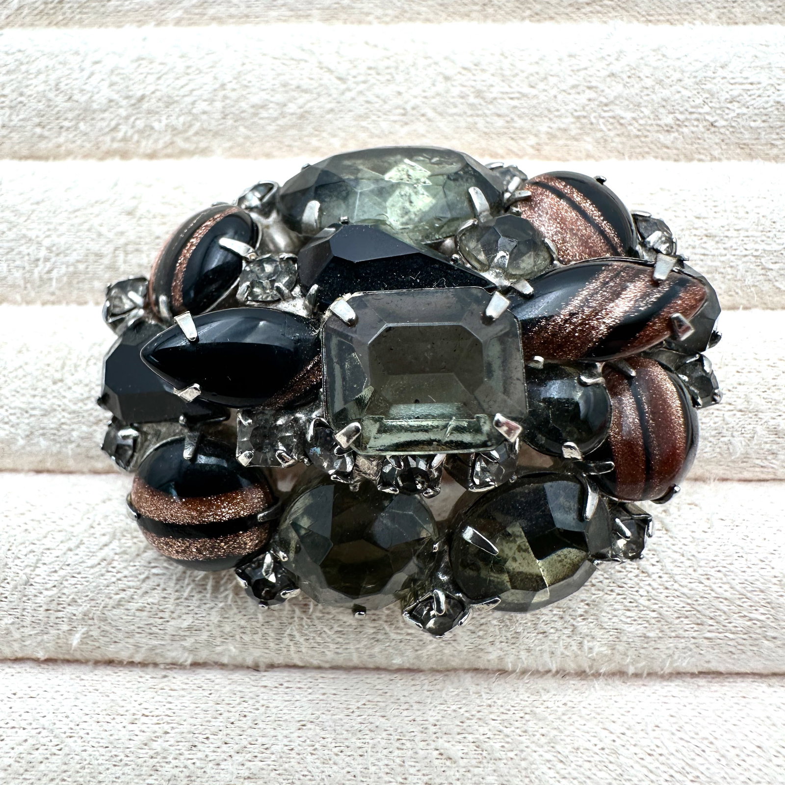 Vintage Domed Design Black Gold Glass Rhinestone Silver Tone Brooch Pin 2 Inch (1 of 2)