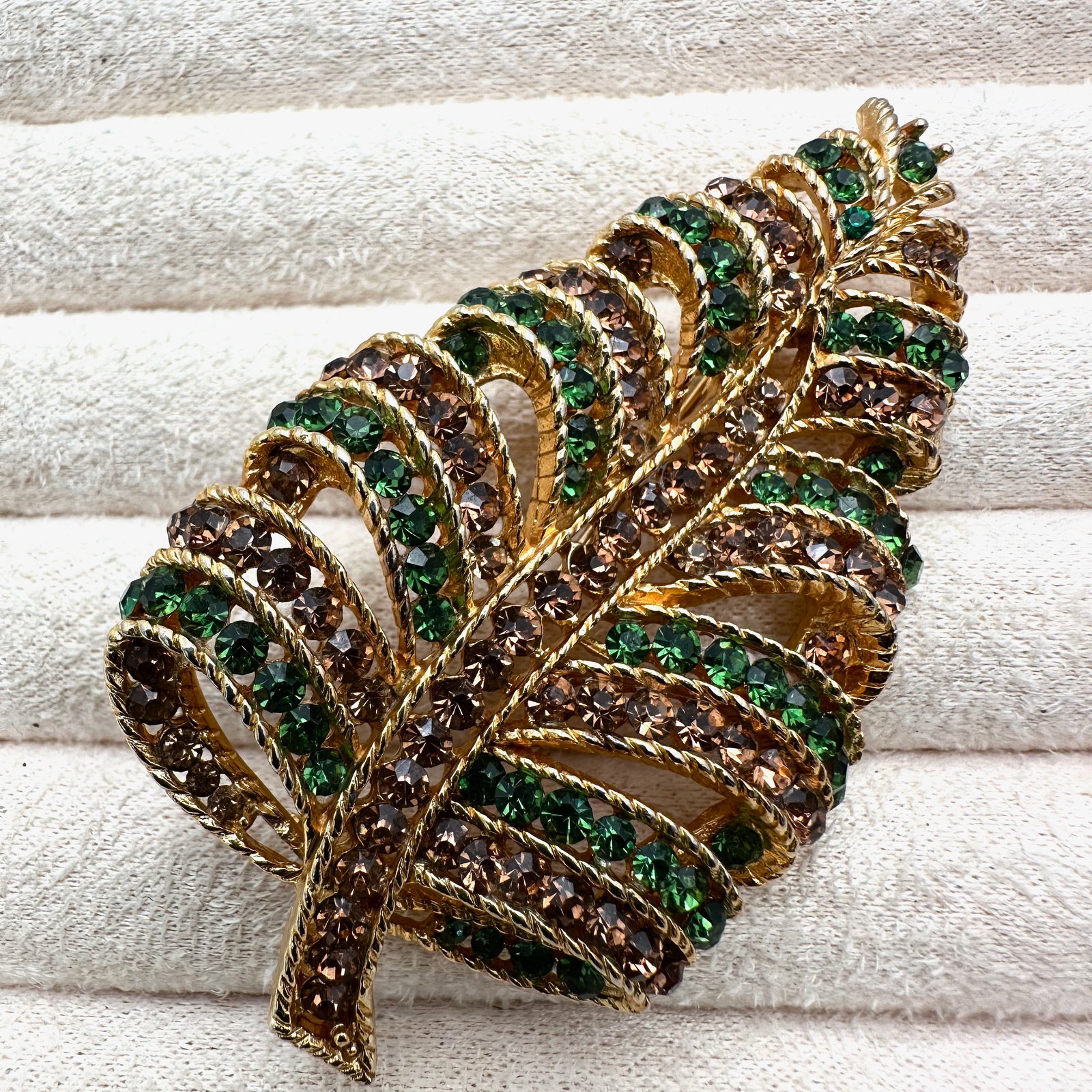 Vintage Amber and Green Glass Rhinestone Gold Tone Leaf Design Brooch Pin 2.75 Inch: Vintage Amber and Green Glass Rhinestone Gold Tone Leaf Design Brooch Pin 2.75 Inch