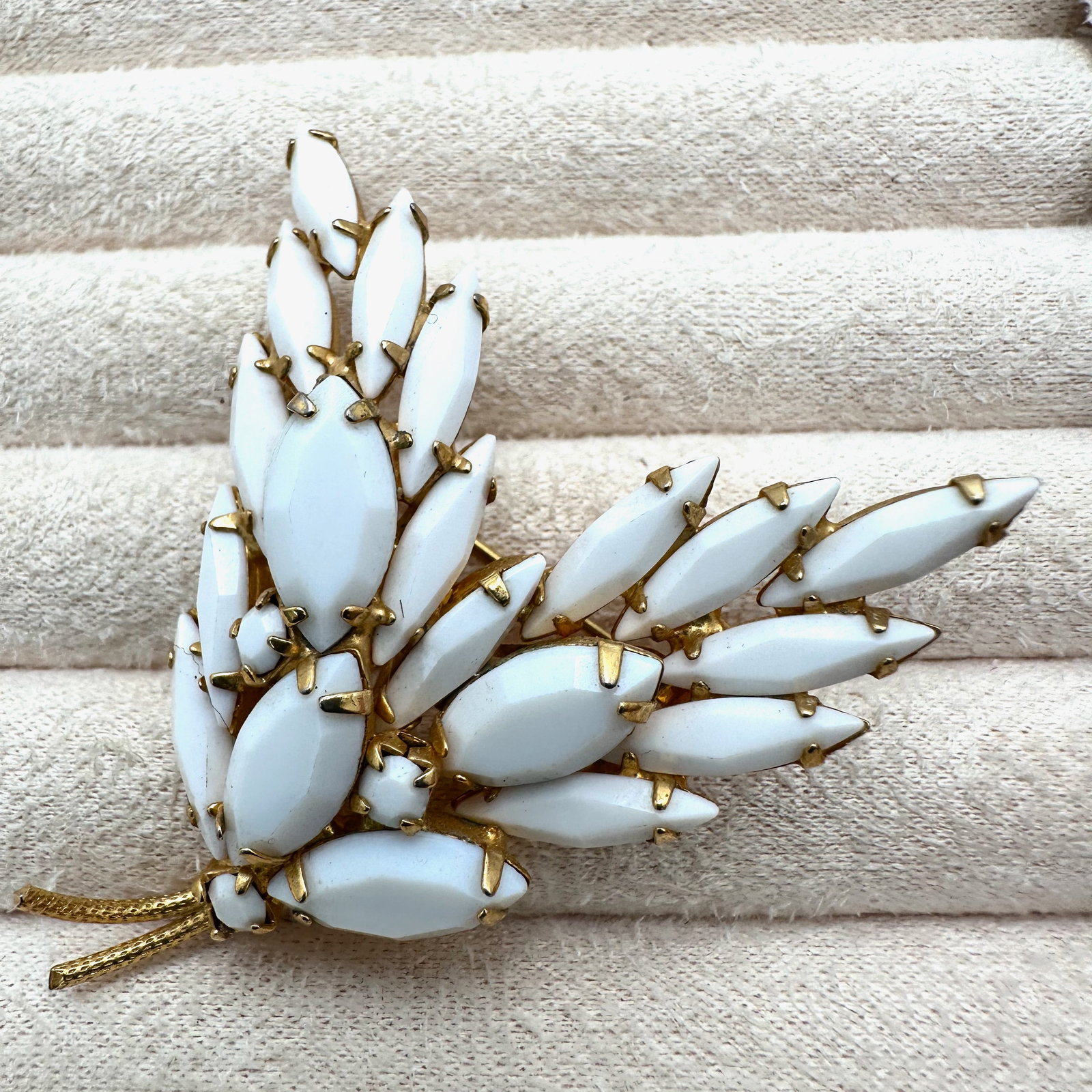 Vintage White Milk Glass Rhinestone Gold Tone Brooch Pin 2.25 Inch: Vintage White Milk Glass Rhinestone Gold Tone Brooch Pin 2.25 Inch