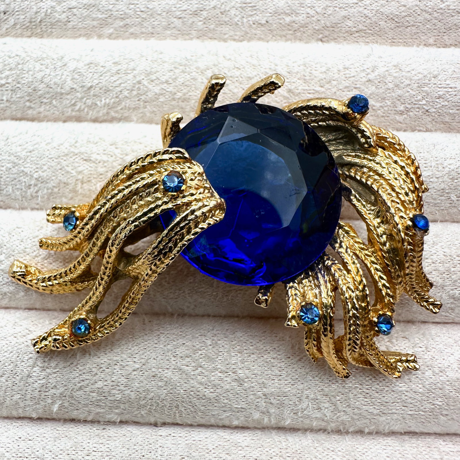 Vintage Blue Glass Rhinestone Gold Tone Brooch Pin 2.5 Inch: Vintage Blue Glass Rhinestone Gold Tone Brooch Pin 2.5 Inch
