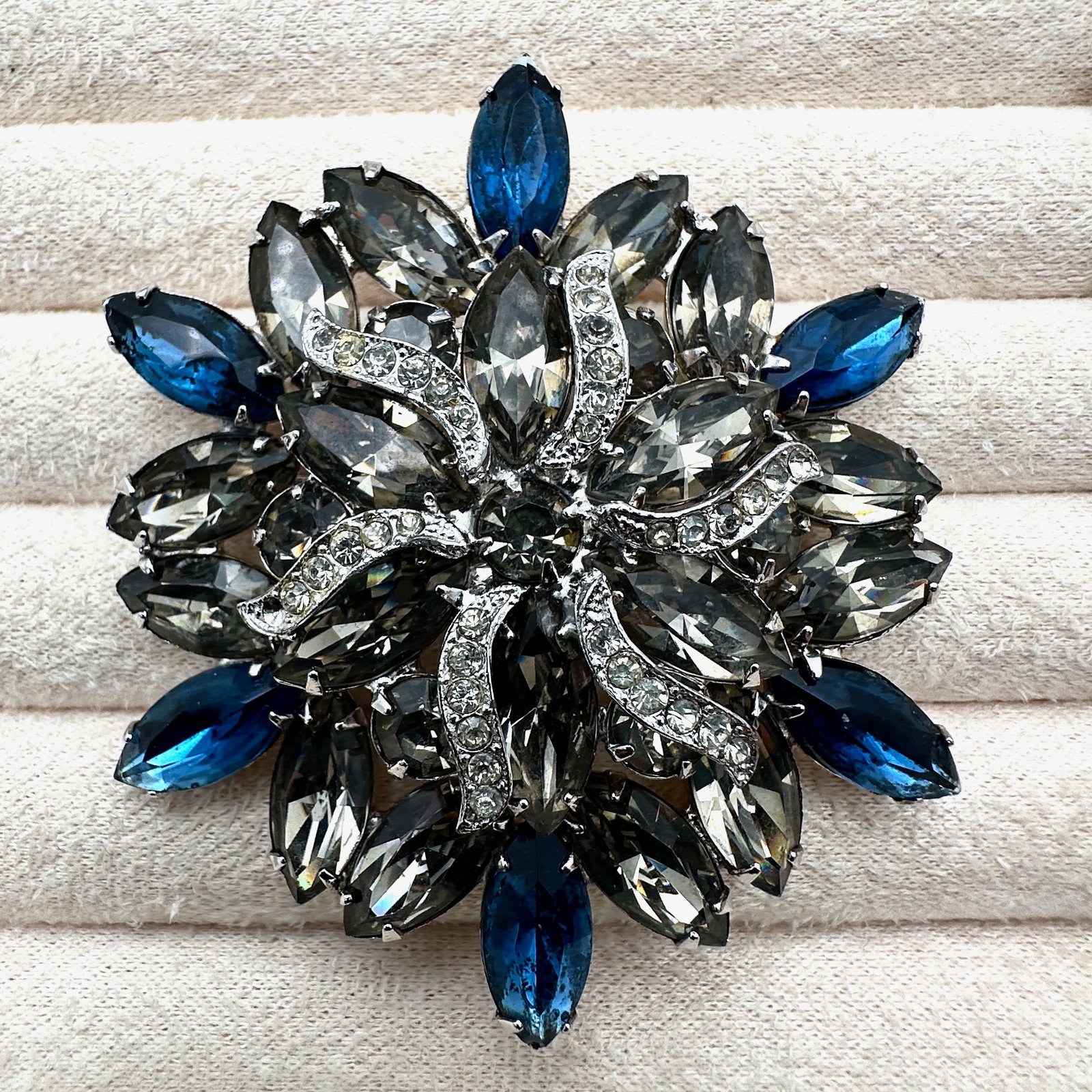 Vintage Weiss Blue and Grey Glass Rhinestone Silver Tone Brooch Pin 2.75 Inch: Vintage Weiss Blue and Grey Glass Rhinestone Silver Tone Brooch Pin 2.75 Inch