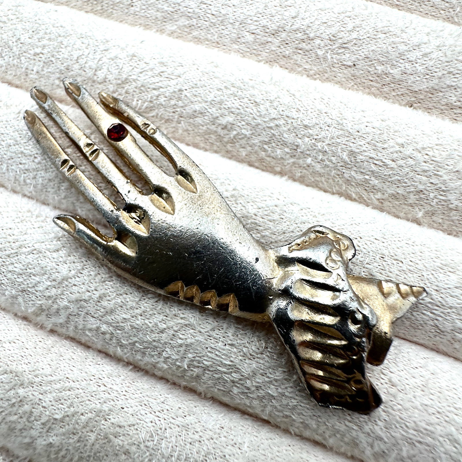 Vintage Gold Tone Hand Brooch Pin with Rhinestone Ring 2.5 Inch: Vintage Gold Tone Hand Brooch Pin with Rhinestone Ring 2.5 Inch