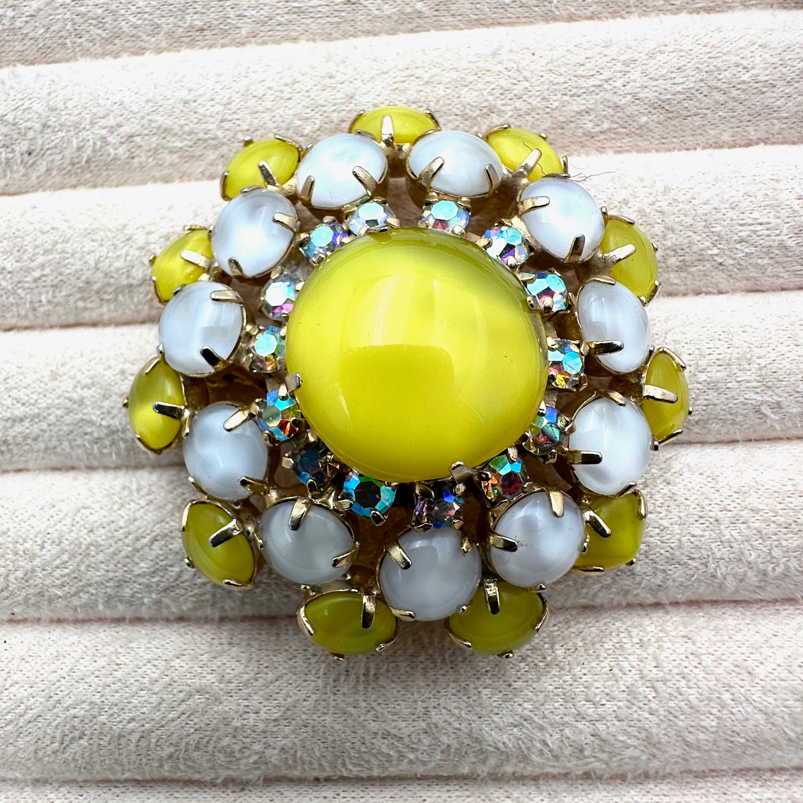 Vintage Yellow and White Cats Eye Glass Gold Tone Brooch pin 2.5 Inch (1 of 2)