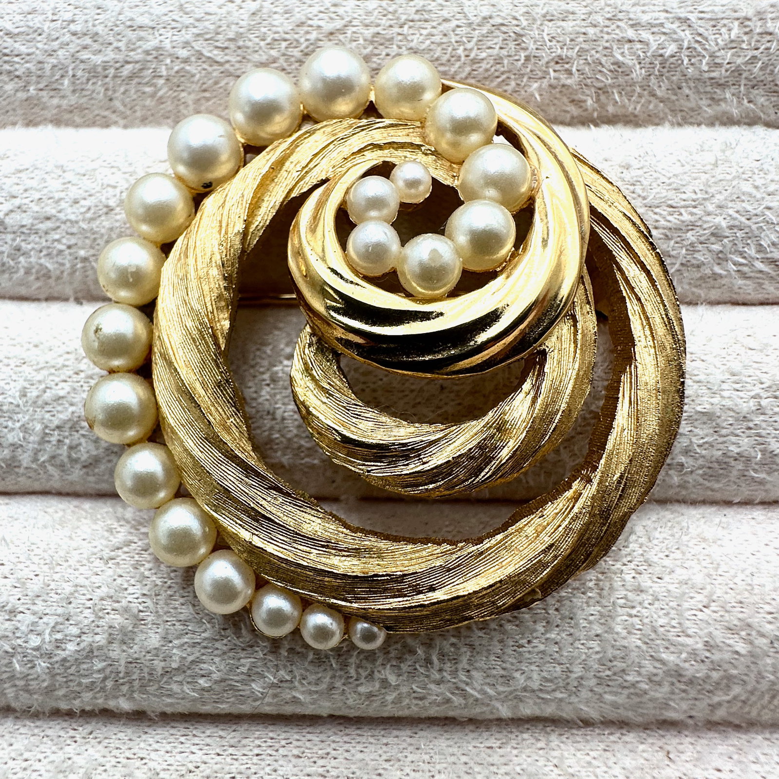 Vintage Trifari Faux Pearl Gold Tone Brooch Pin 1.75 Inch (1 of 2)