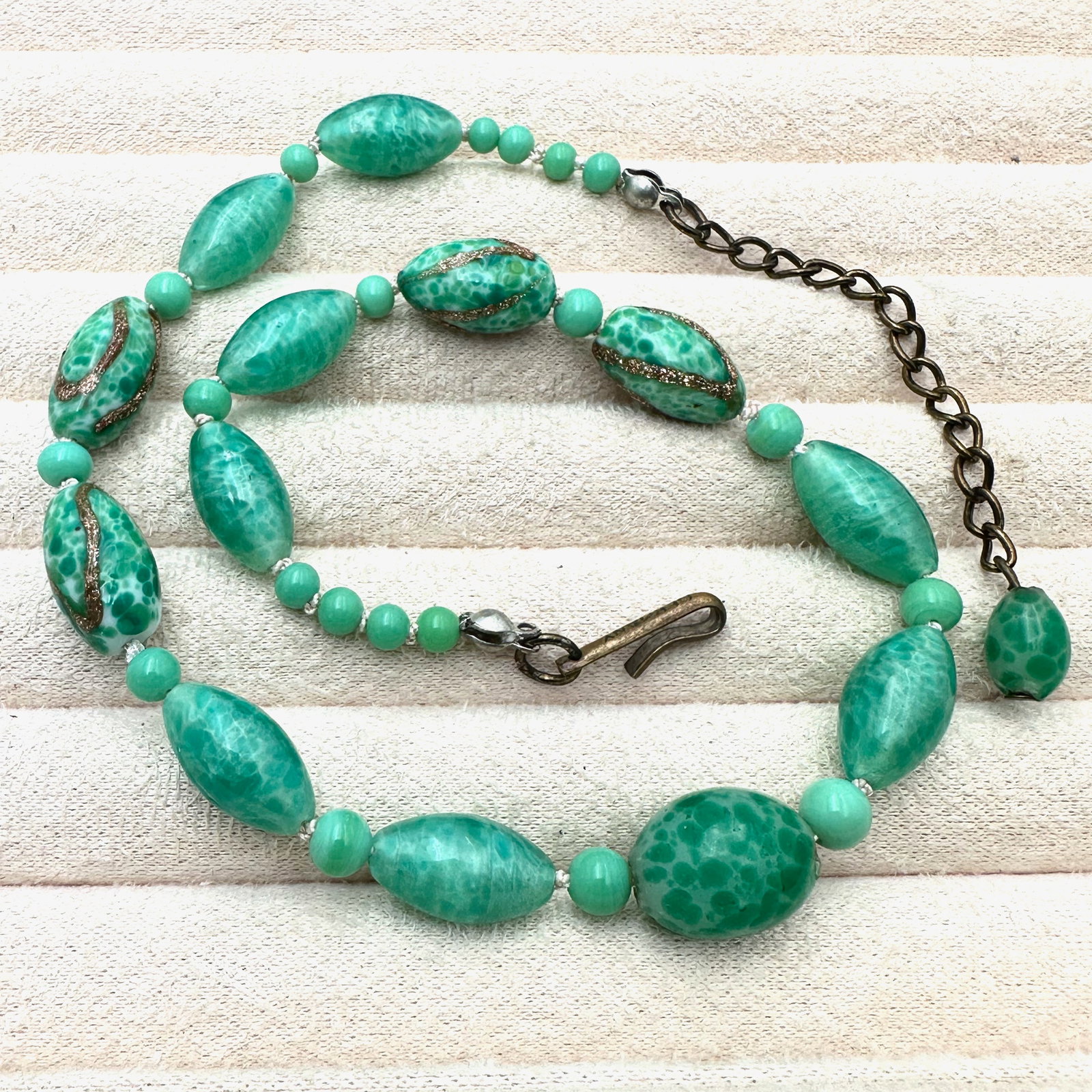 Antique Vintage Green Peking Glass Gold Tone Necklace 16 Inch Length: Antique Vintage Green Peking Glass Gold Tone Necklace 16 Inch Length