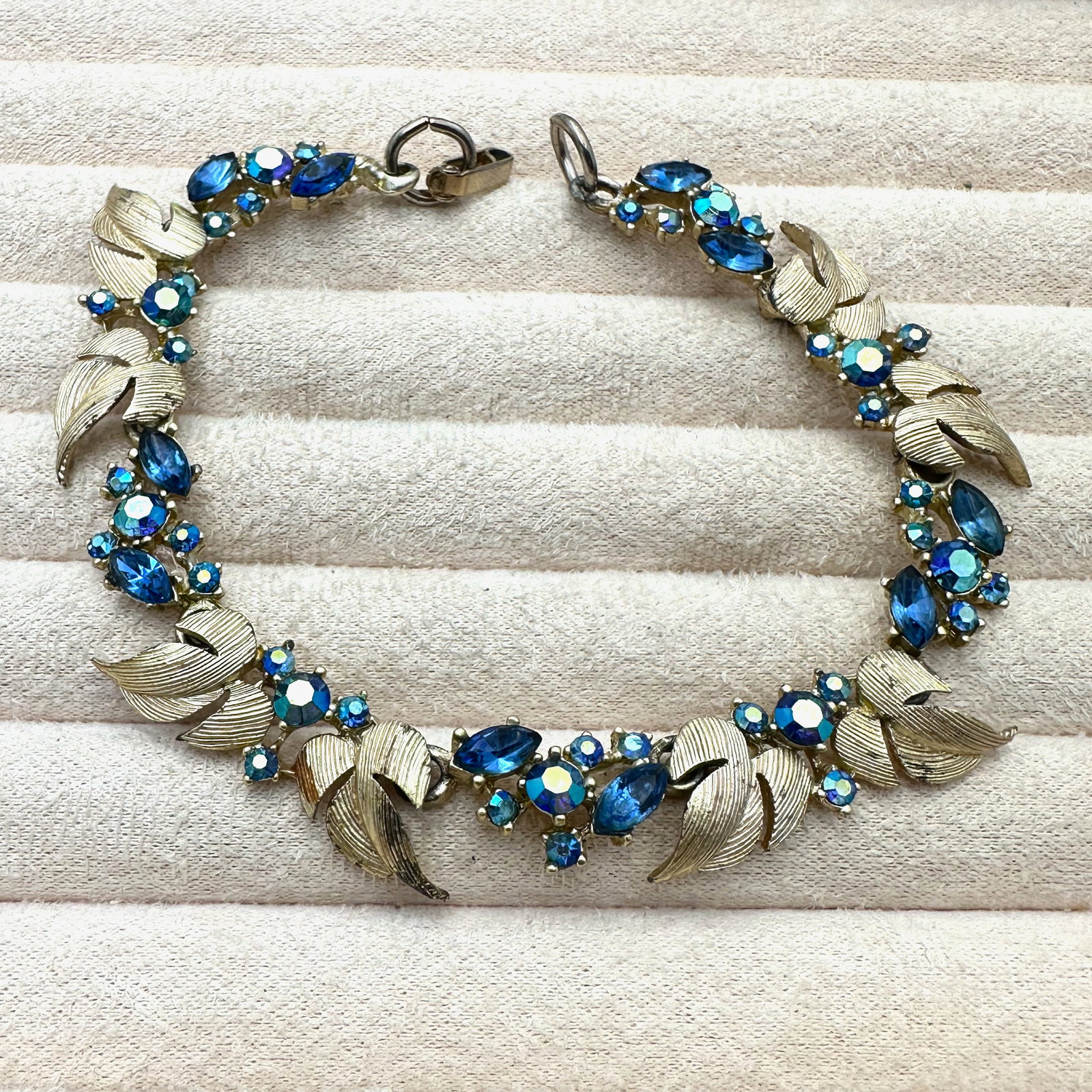 Vintage BSK Blue Aurora Borealis Glass Rhinestone Gold Tone Bracelet 8 Inch: Vintage BSK Blue Aurora Borealis Glass Rhinestone Gold Tone Bracelet 8 Inch