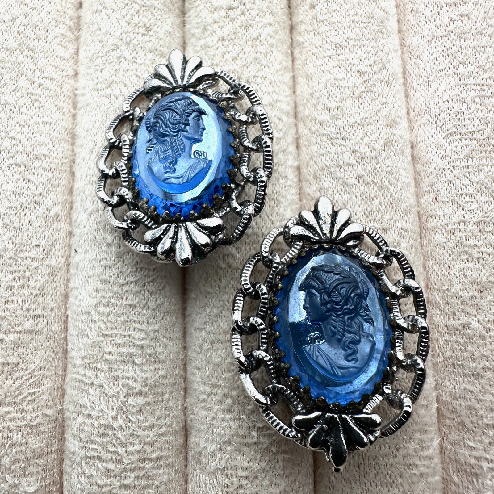 Vintage Whiting & Davis Blue Glass Cameo Silver Tone Clip Earrings 1.5 Inch (1 of 2)