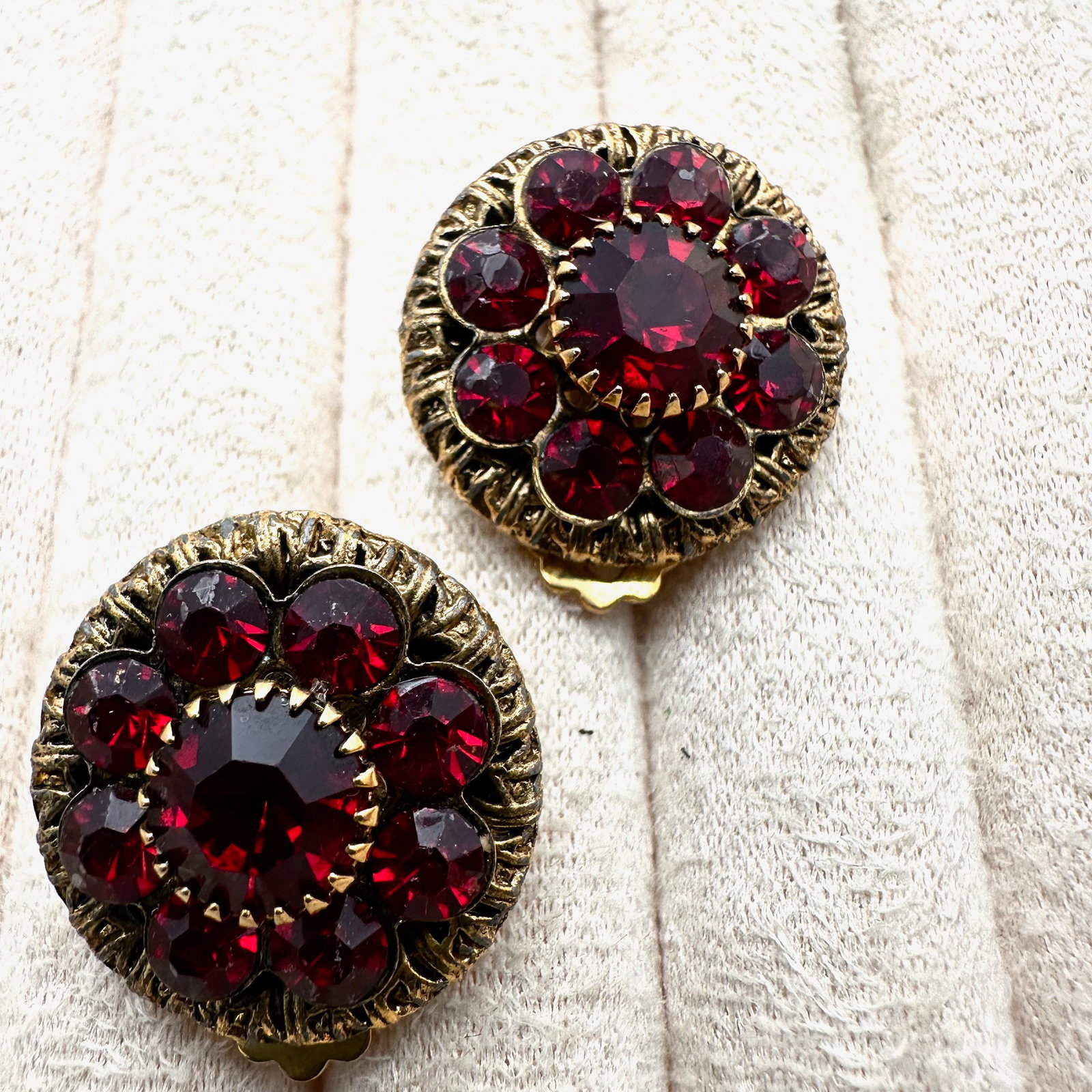 Vintage Red Glass Rhinestone Gold Tone Clip Earrings 1.25 Inch: Vintage Red Glass Rhinestone Gold Tone Clip Earrings 1.25 Inch