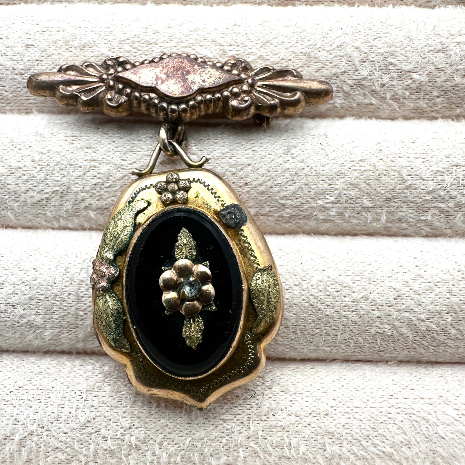 Antique Victorian Gold Filled Black Onyx Picture Locket Brooch Pin 1.75 Inch: Antique Victorian Gold Filled Black Onyx Picture Locket Brooch Pin 1.75 Inch