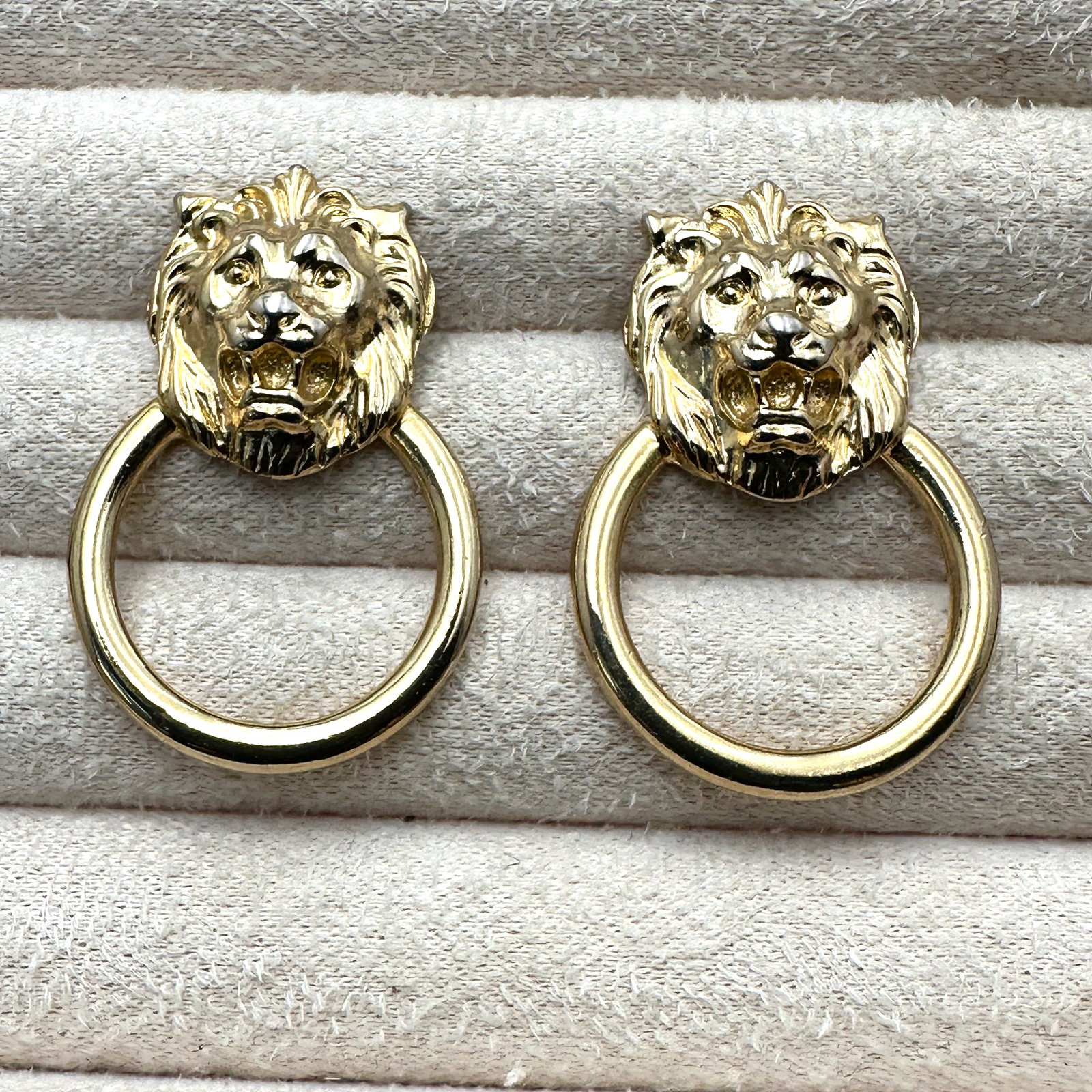 Vintage Unsigned Anne Klein Gold Tone Lion Door Knocker Pierced Earrings 1.5 Inch (1 of 2)