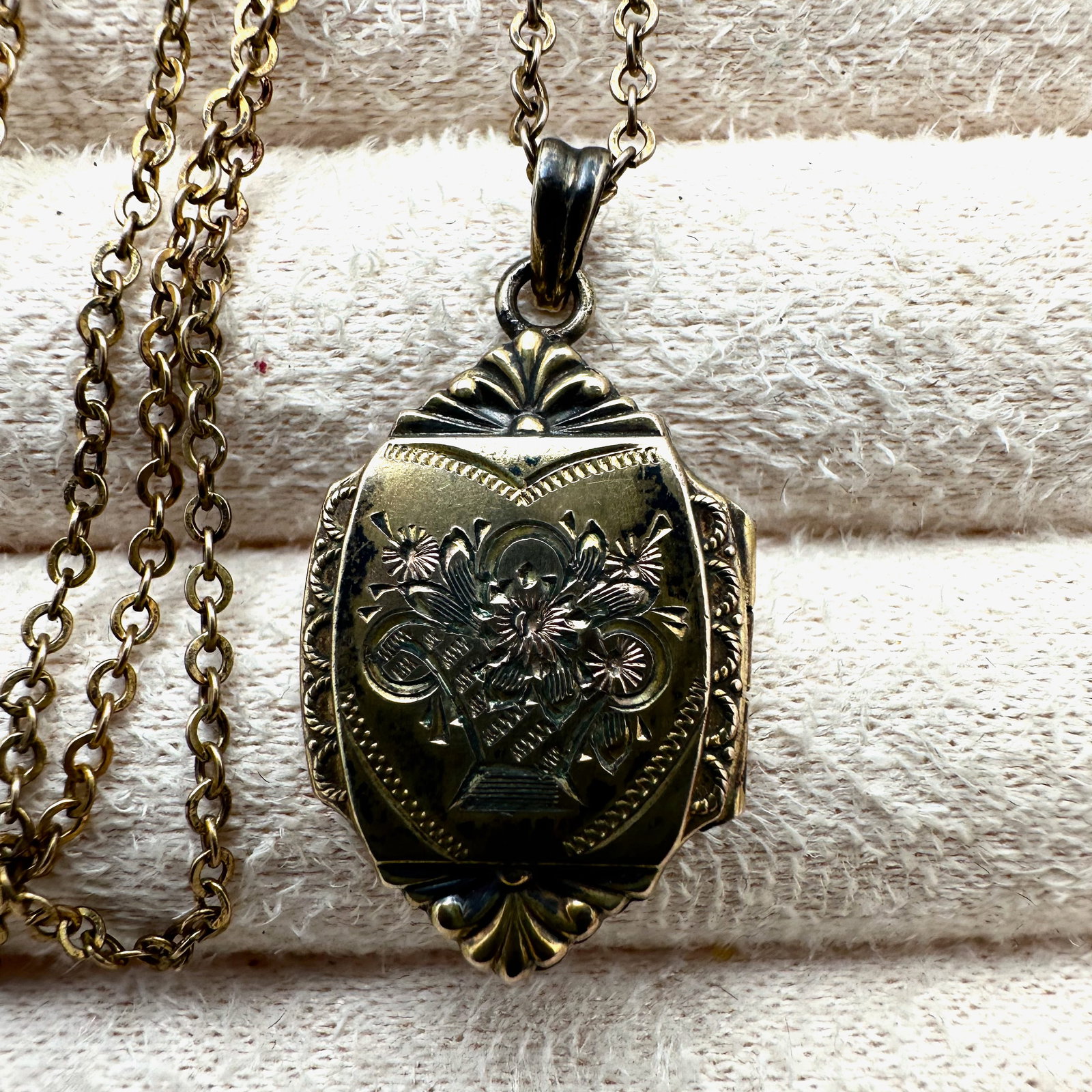 Antique Vintage Gold Filled Picture Locket Pendant Necklace 18 Inch Chain: Antique Vintage Gold Filled Picture Locket Pendant Necklace 18 Inch Chain