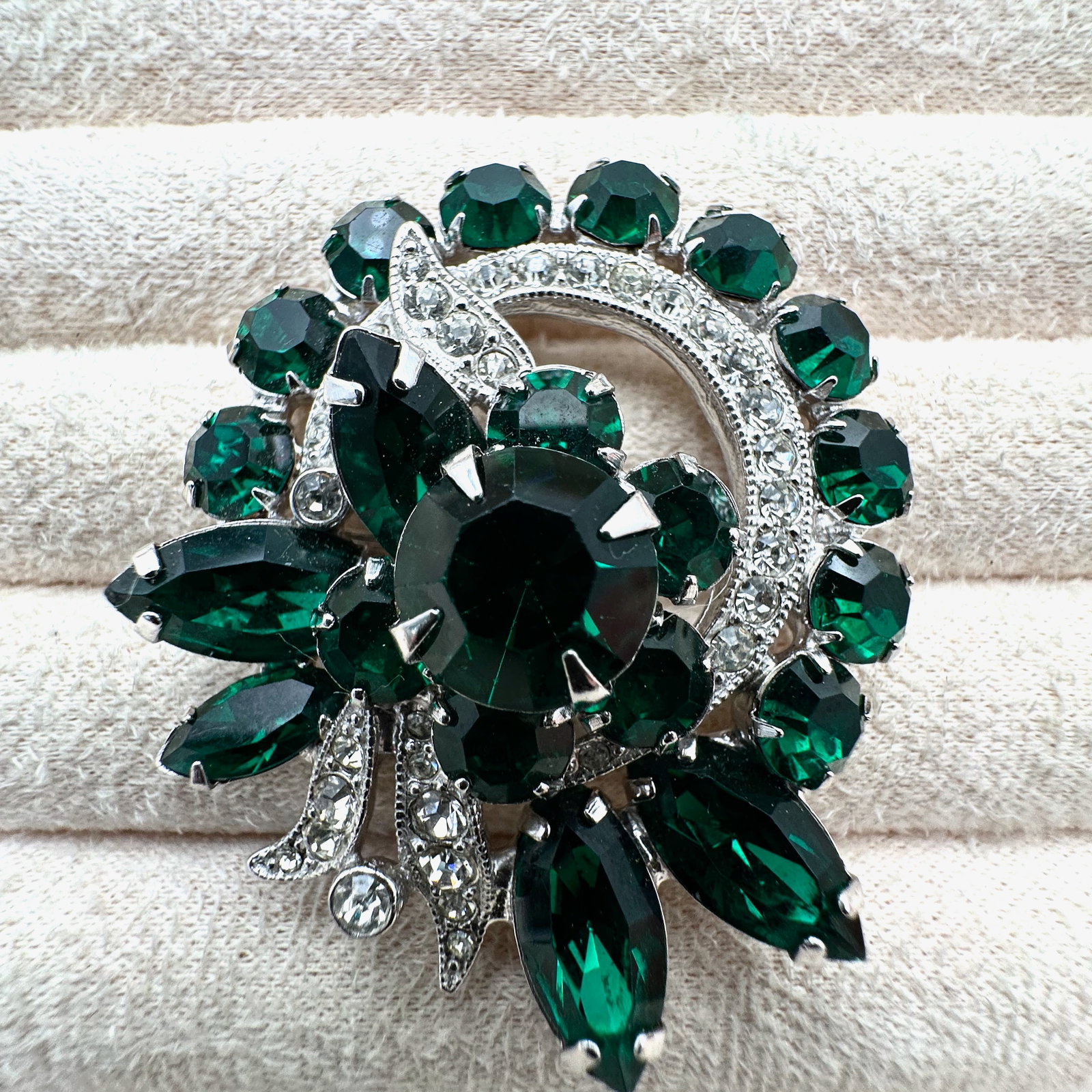 Vintage Eisenberg Ice Emerald Green and Clear Glass Rhinestone Silver Tone Brooch Pin 2 Inch (1 of 2)