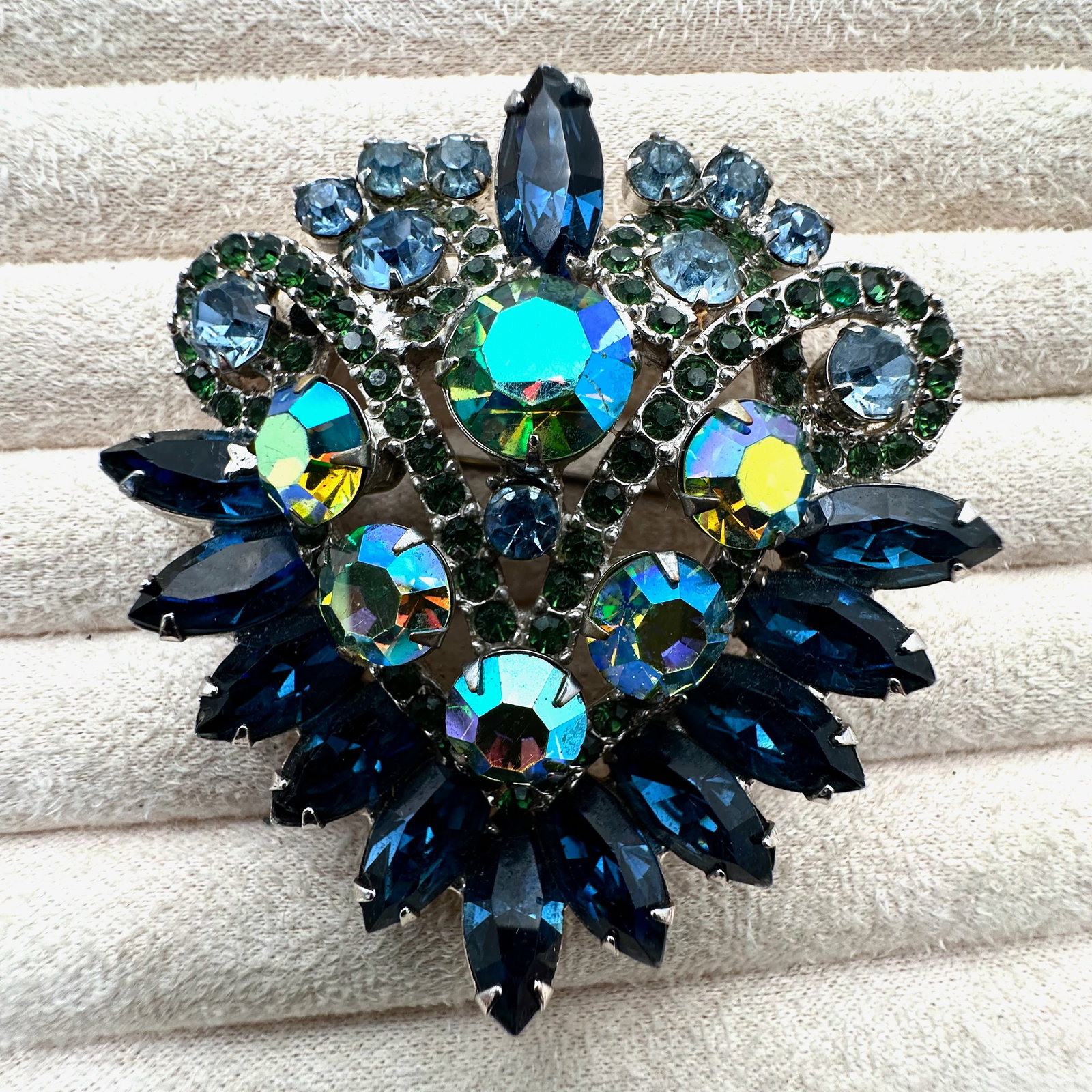 Vintage Juliana Blue Green Aurora Borealis Glass Rhinestone Silver Tone Brooch Pin 2.5 Inch: Vintage Juliana Blue Green Aurora Borealis Glass Rhinestone Silver Tone Brooch Pin 2.5 Inch
