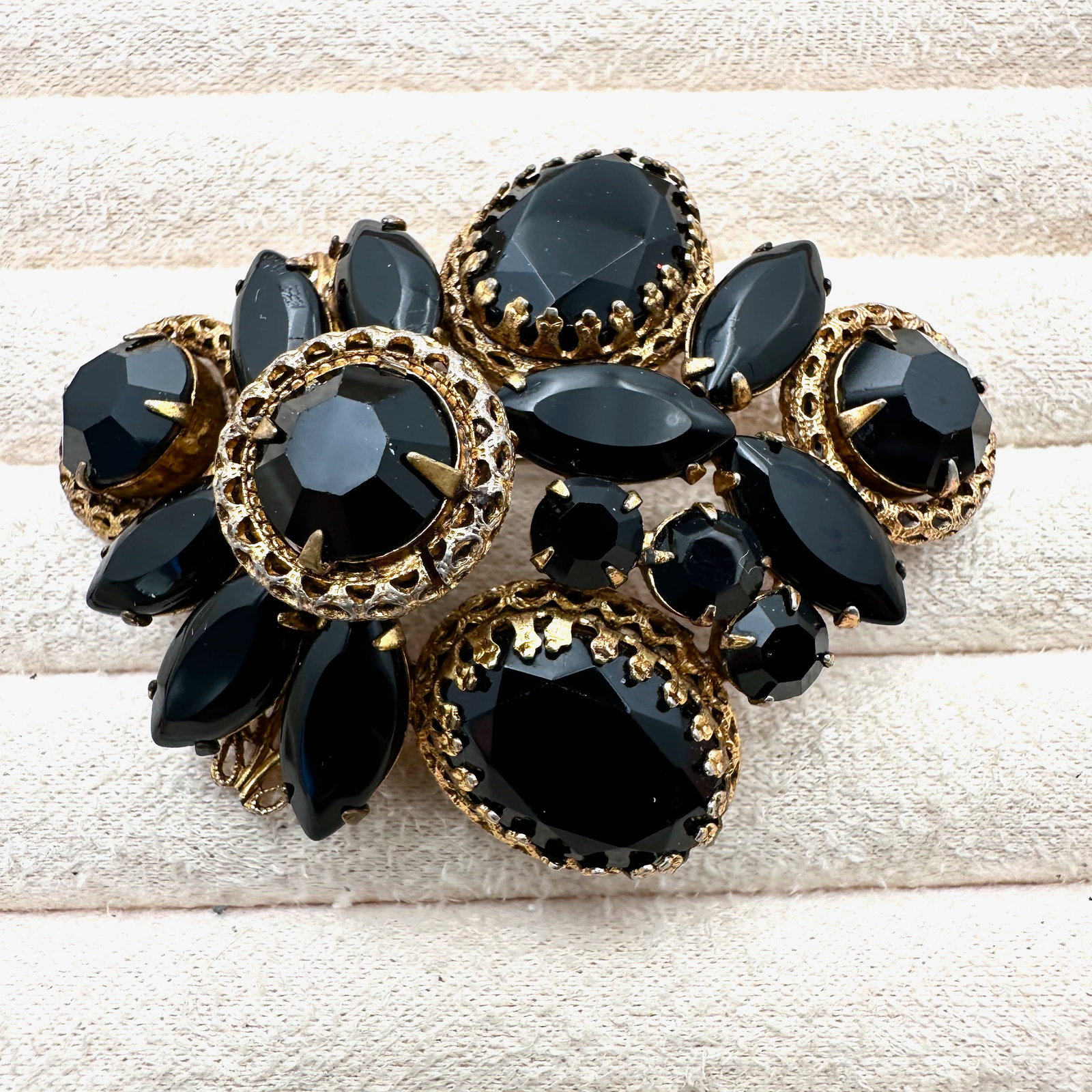 Vintage Regency Black Glass Rhinestone Gold Tone Filigree Brooch Pin 3 Inch: Vintage Regency Black Glass Rhinestone Gold Tone Filigree Brooch Pin 3 Inch