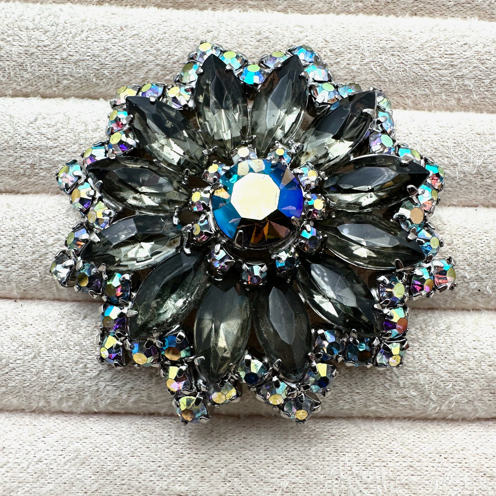 Vintage Unsigned Grey Aurora Borealis Glass Rhinestone Silver Tone Brooch Pin 2.25 Inch: Vintage Unsigned Grey Aurora Borealis Glass Rhinestone Silver Tone Brooch Pin 2.25 Inch