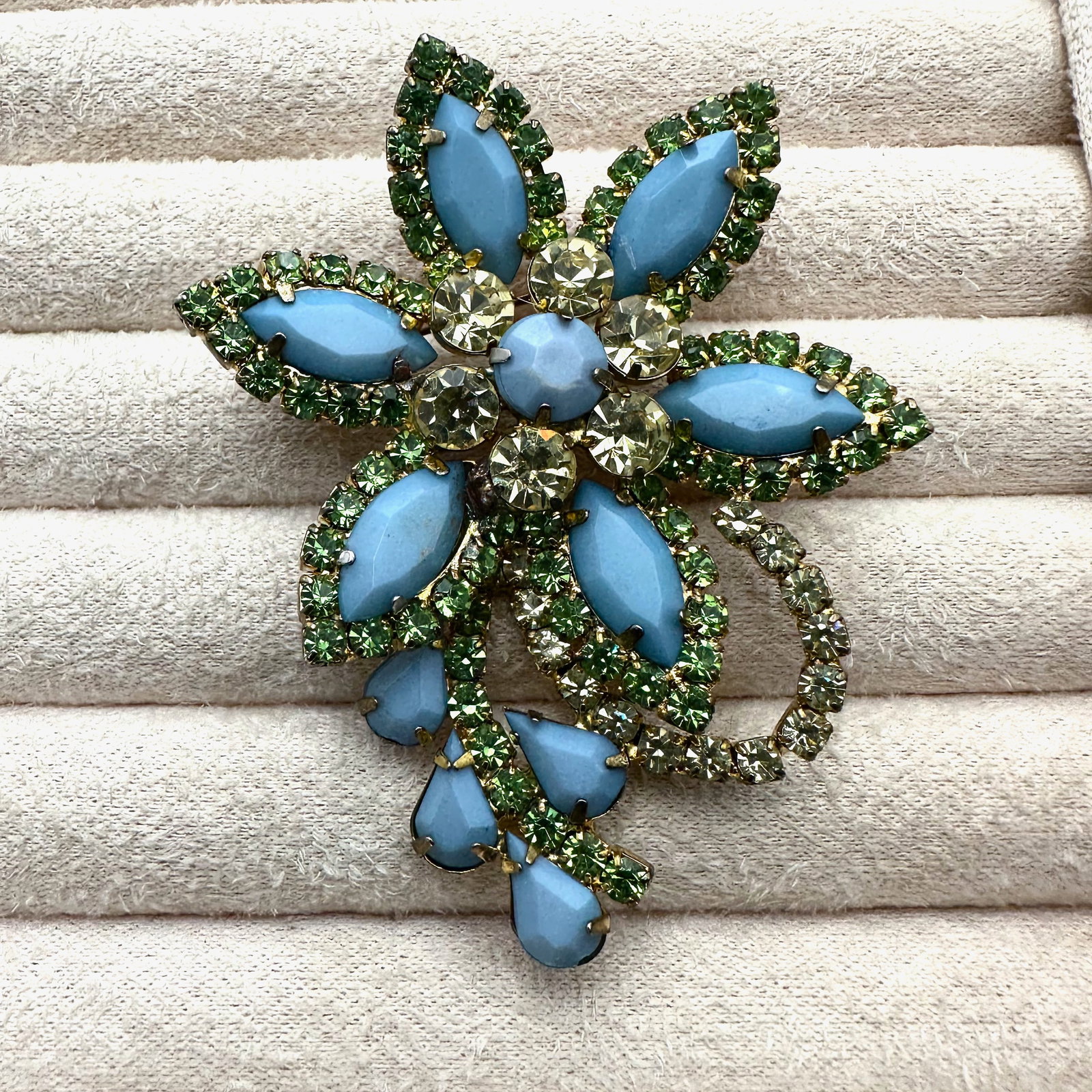 Vintage Blue Green Yellow Glass Rhinestone Gold Tone Brooch Pin 2.75 Inch: Vintage Blue Green Yellow Glass Rhinestone Gold Tone Brooch Pin 2.75 Inch