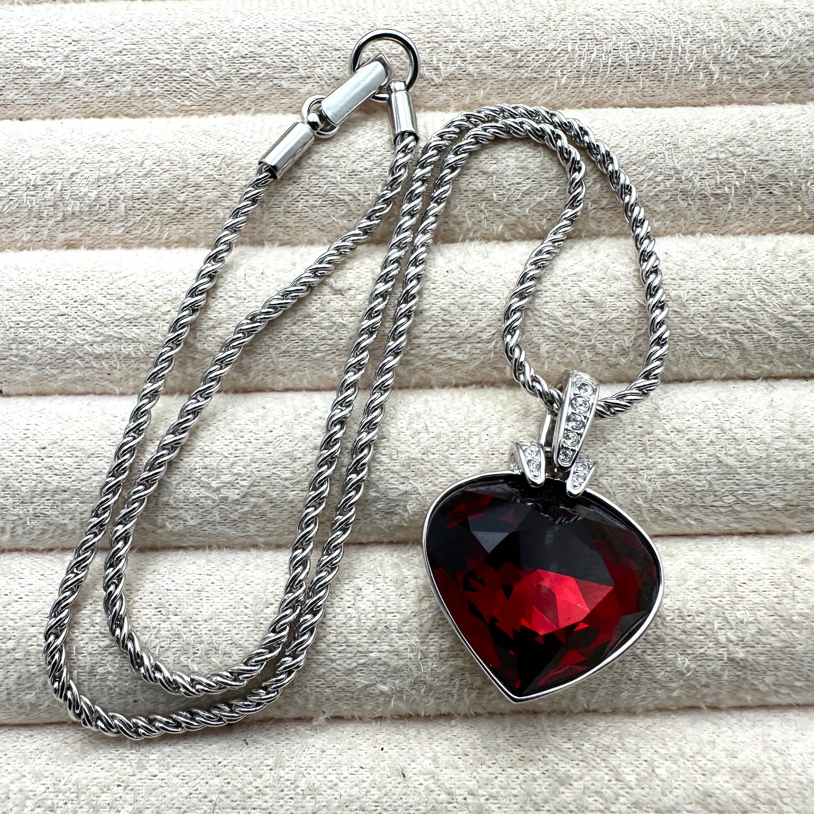 Swarvoski Swan Hallmark Red Crystal Heart Pendant Silver Plated necklace 16 Inch Chain (1 of 2)