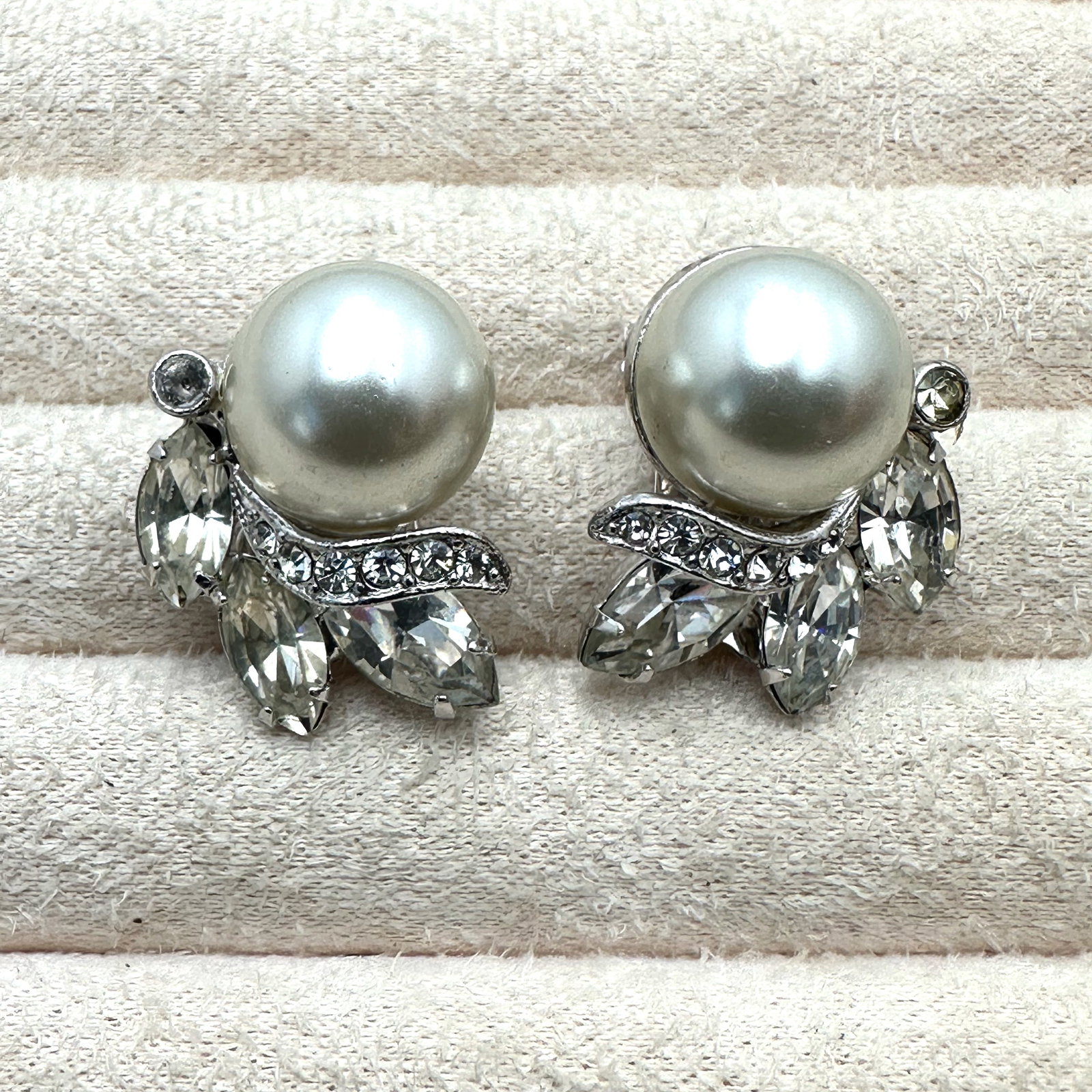 Vintage Eisenberg Clear Rhinestone Faux Pearl Silver Tone Clip Earrings 1 Inch: Vintage Eisenberg Clear Rhinestone Faux Pearl Silver Tone Clip Earrings 1 Inch