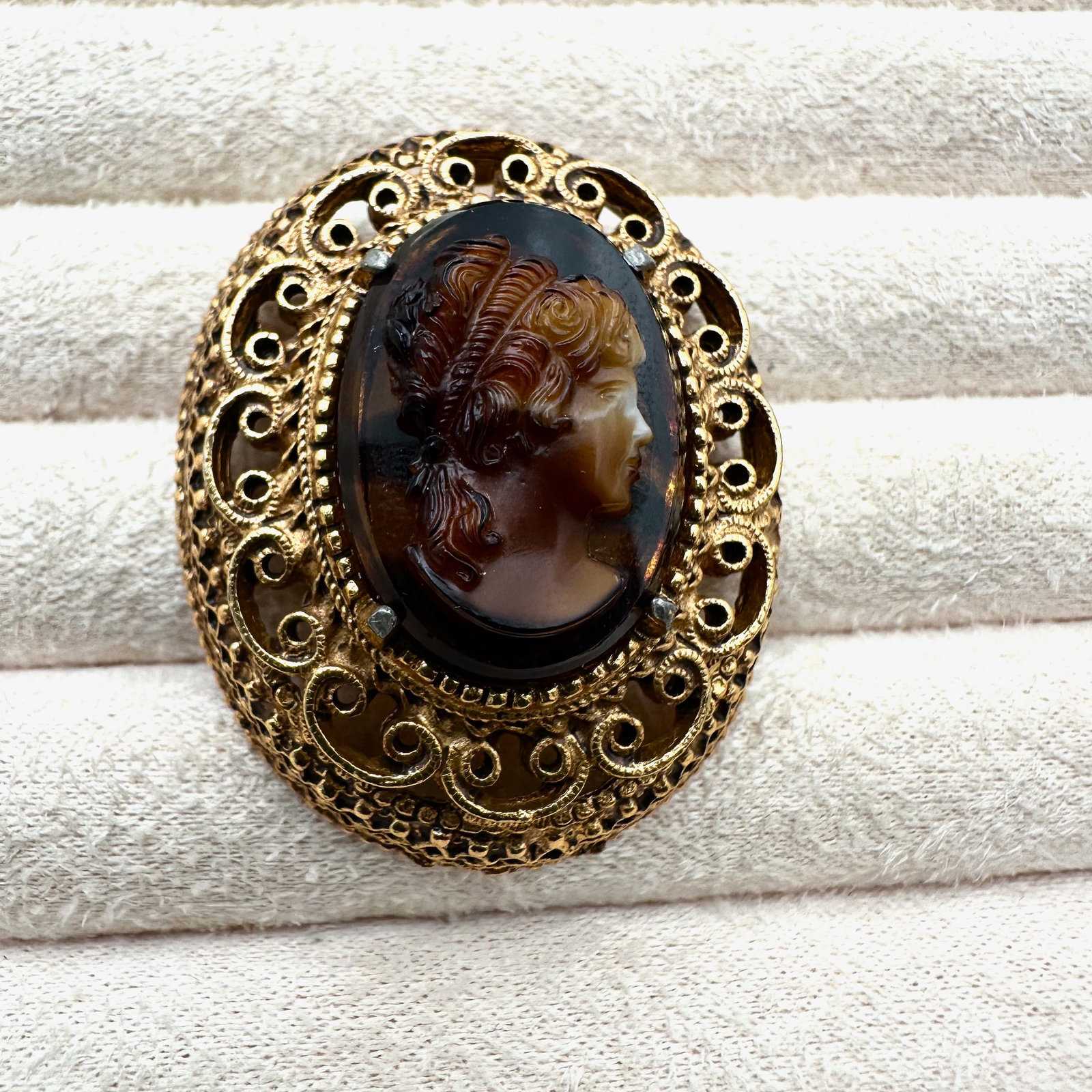 Vintage Florenza Slag Glass Cameo Gold Tone Brooch Pin 2 Inch (1 of 2)