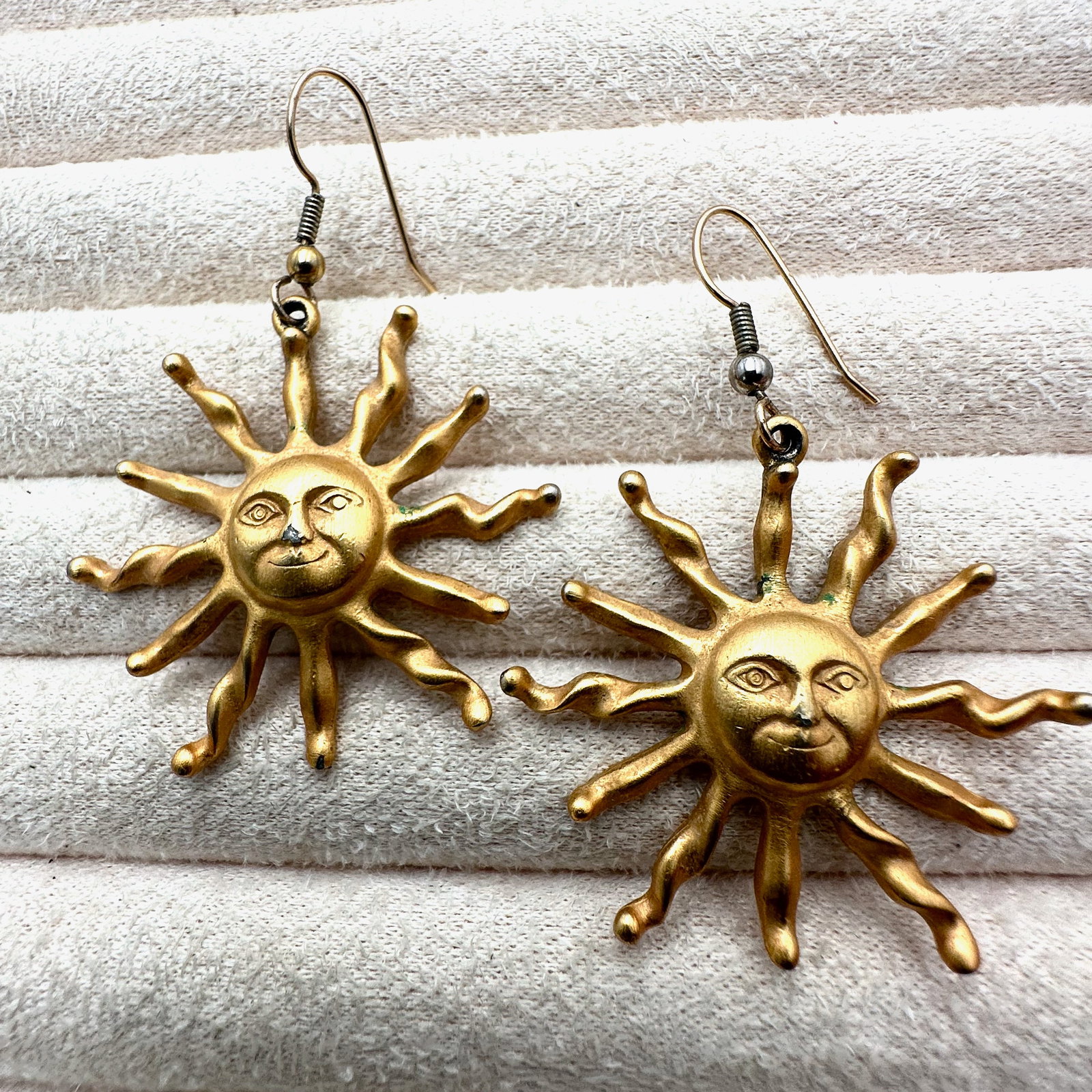Vintage Unsigned Anne Klein Matte Gold Tone Sun Design Pierced Earrings 2 Inch (1 of 2)
