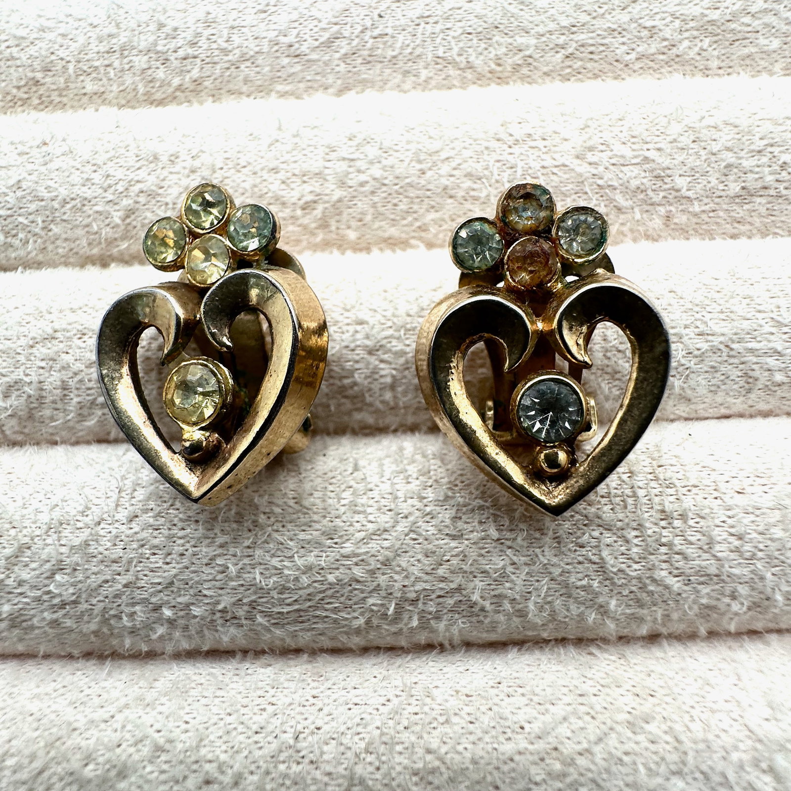 Vintage Trifari Clear Rhinestone Gold Tone Clip Earrings Heart Design 1 Inch: Vintage Trifari Clear Rhinestone Gold Tone Clip Earrings Heart Design 1 Inch