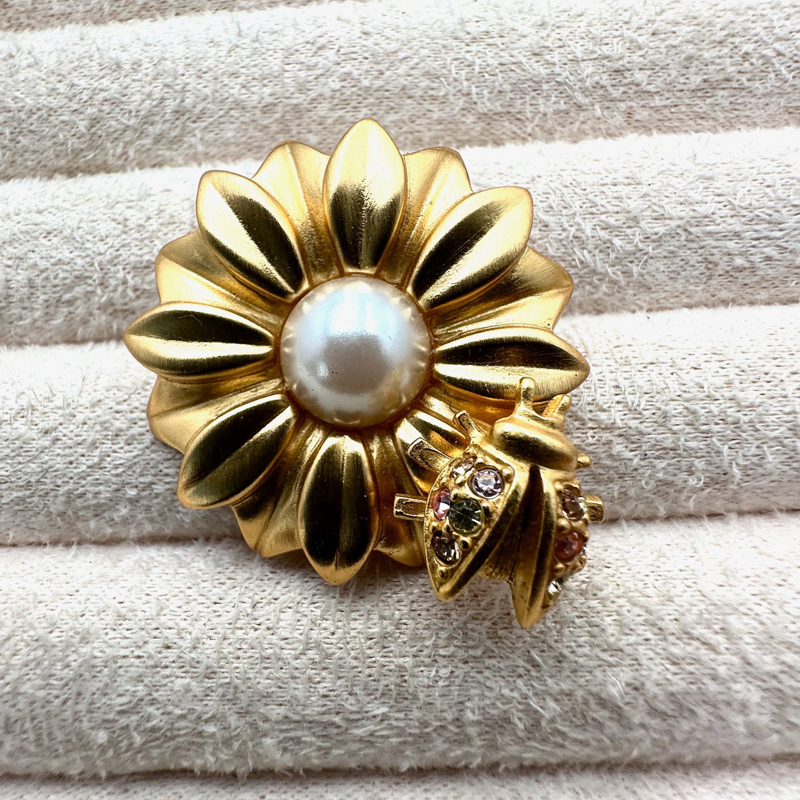 Vintage Anne Klein Bee Bug on Sunflower Matte Gold Tone Brooch Pin 1.5 Inch (1 of 2)