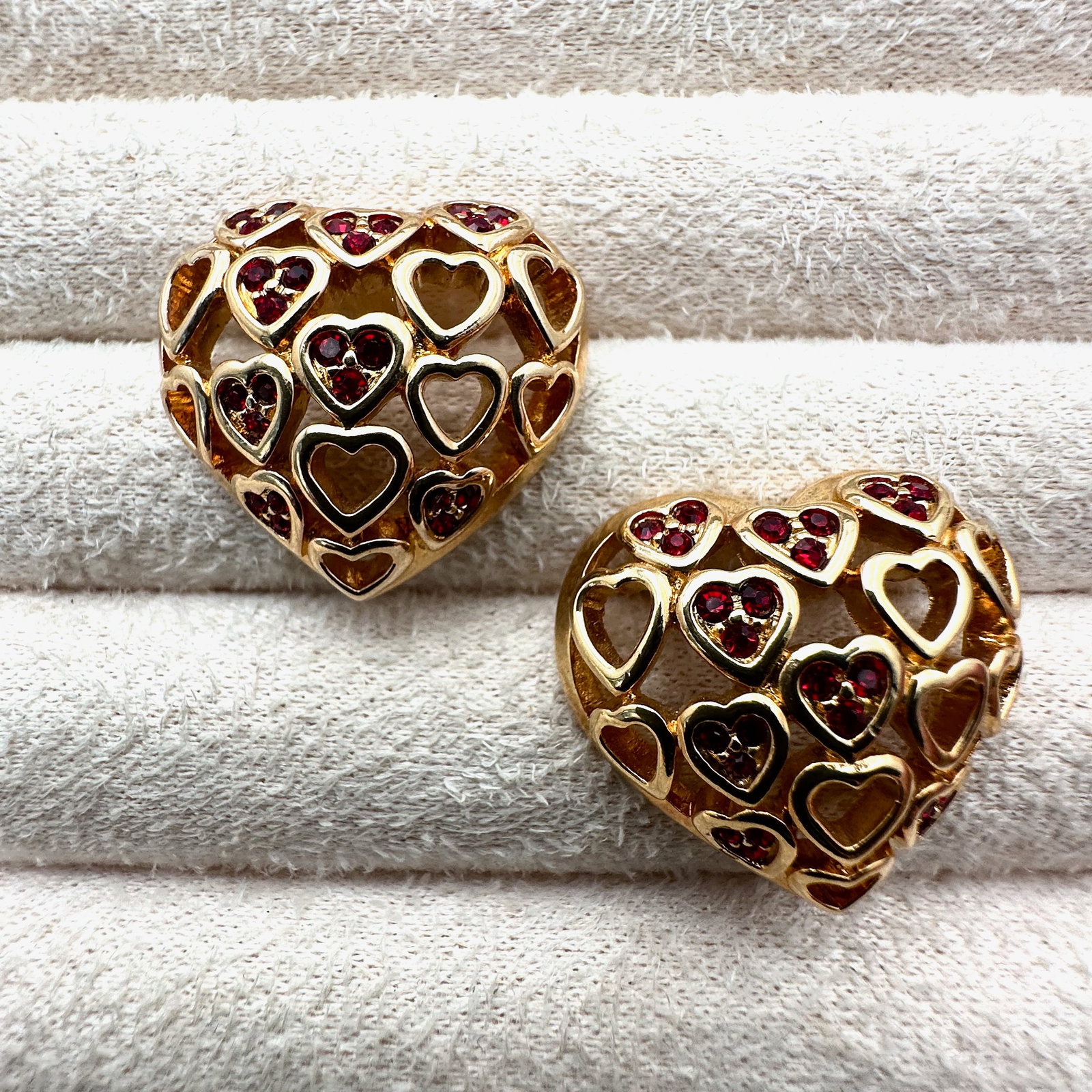 Swarovski Swan Hallmark Red Crystal Gold Plated Pierced Heart Design Earrings 1 inch (1 of 2)