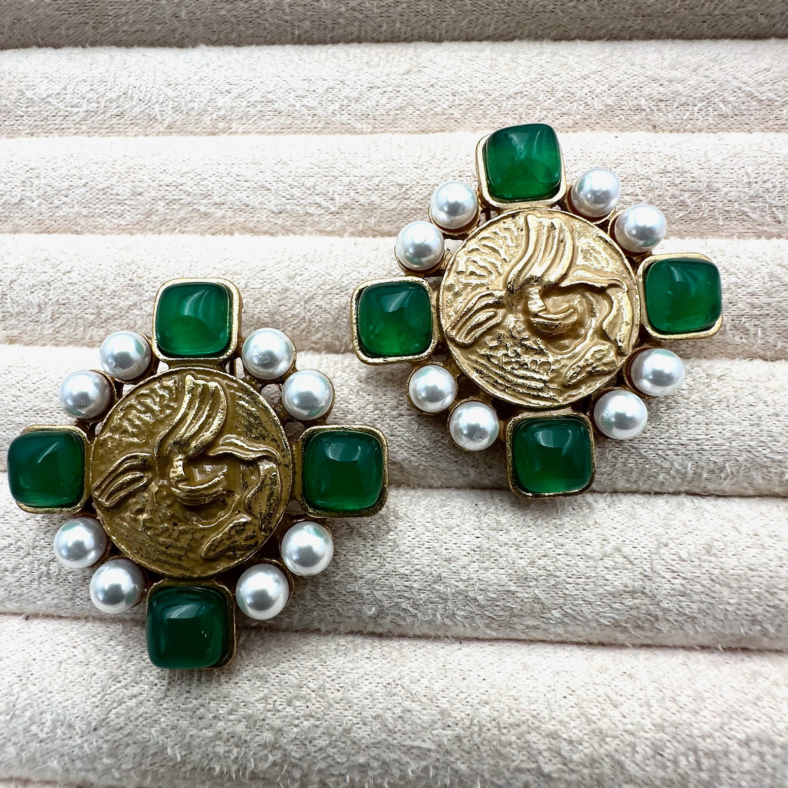 Green Glass Cabochon Faux Pearl Gold Tone Coin Design Pierced Earrings 1.5 Inch: Green Glass Cabochon Faux Pearl Gold Tone Coin Design Pierced Earrings 1.5 Inch