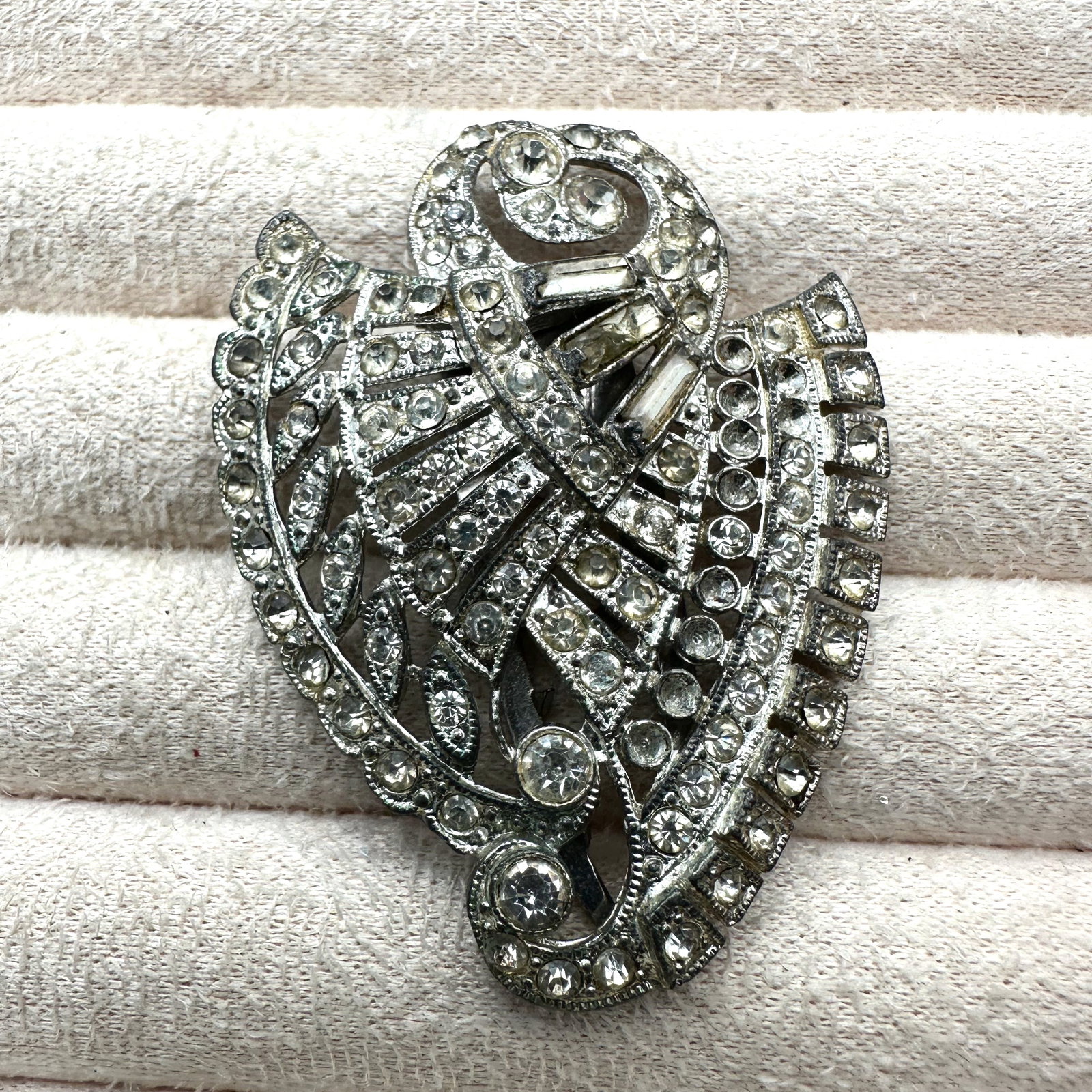 Antique Vintage 1940s Era Clear Rhinestone Silver Tone Pot Metal Fur Dress Clip 2 Inch (1 of 2)