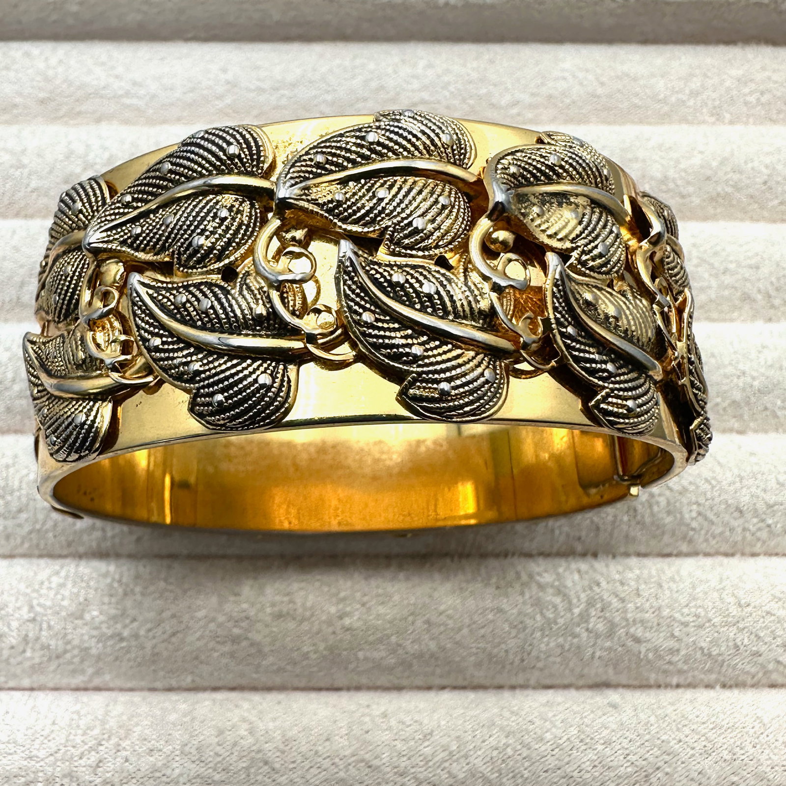 Vintage Wide Gold Tone Leaf Design Hinged Bangle Bracelet 7 Inch: Vintage Wide Gold Tone Leaf Design Hinged Bangle Bracelet 7 Inch