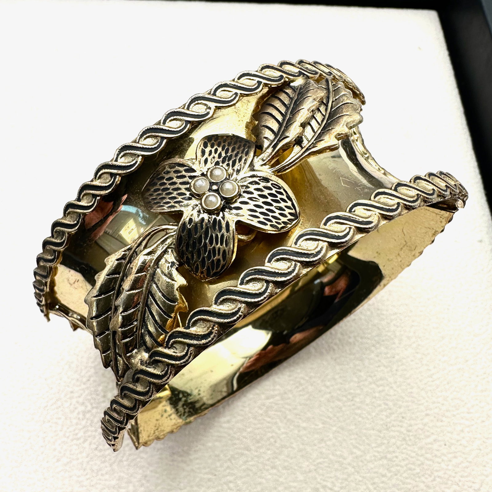 Vintage Wide Gold Tone Flower Design Hinged Bangle Bracelet 7.5 Inch (1 of 2)