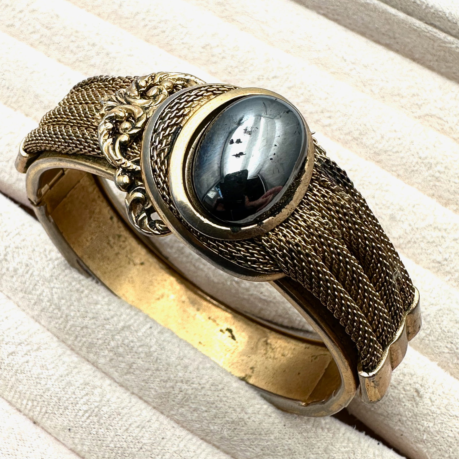 Vintage Gold Mesh Hematite Stone Gold Tone Hinged Bangle Bracelet 7 Inch (1 of 2)