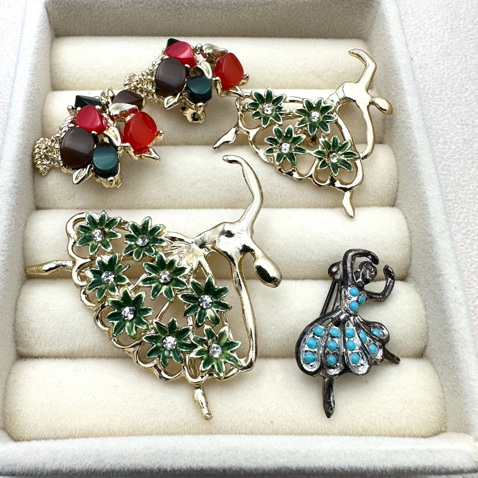 Vintage Group Lot of Scatter Pins Ballet Dancers Flower Baskets and More (1 of 2)