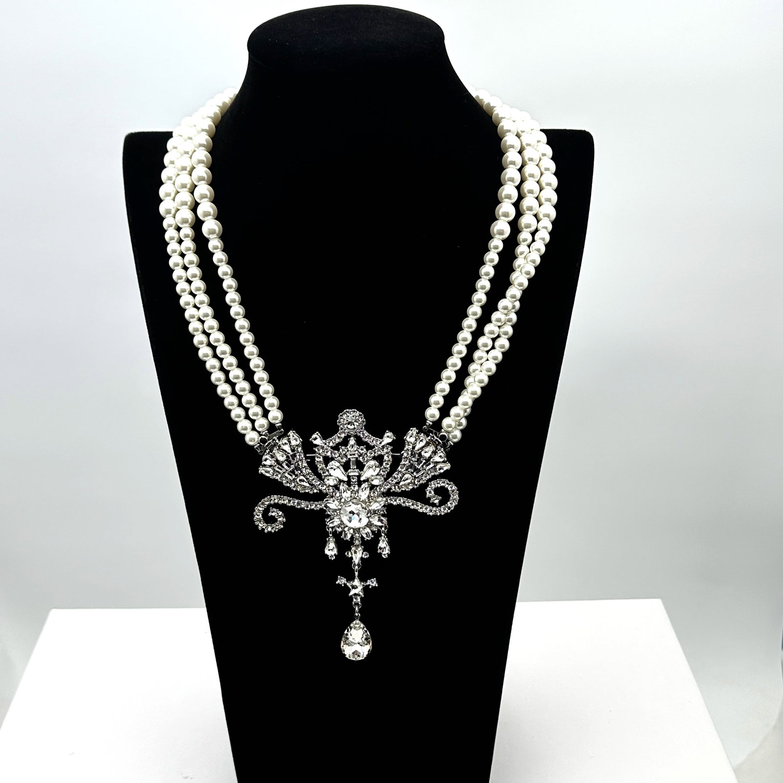 Faux Glass Pearl Necklace With Removeable Clear Rhinestone Silver Tone Pendant Brooch Pin 16 Inch: Faux Glass Pearl Necklace With Removeable Clear Rhinestone Silver Tone Pendant Brooch Pin 16 Inch Wearable Length & Pendant 4 Inch