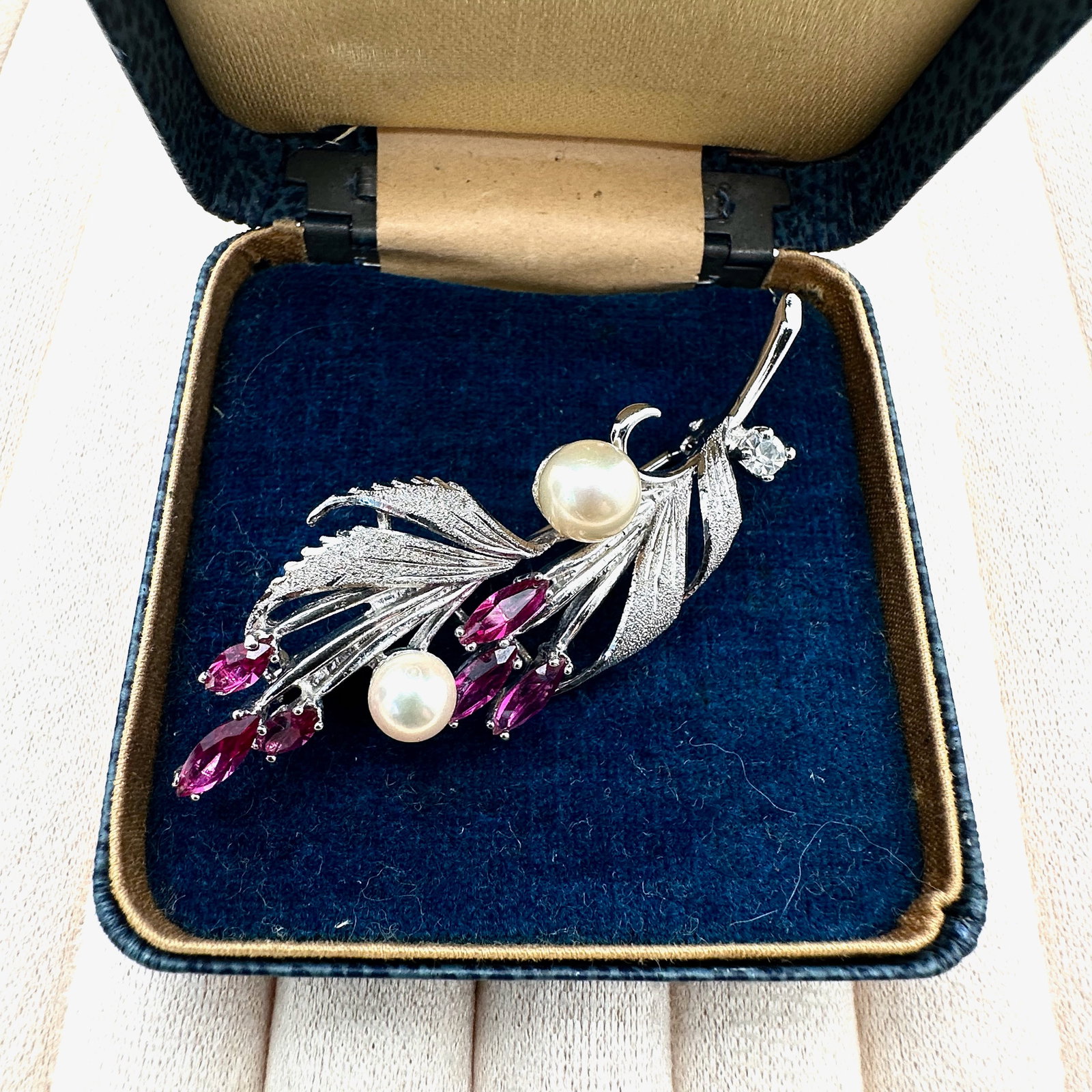 Vintage Silver Plated Gemstone and Pearl Brooch Pin 2.25 Inch Box Included: Vintage Silver Plated Gemstone and Pearl Brooch Pin 2.25 Inch Box Included