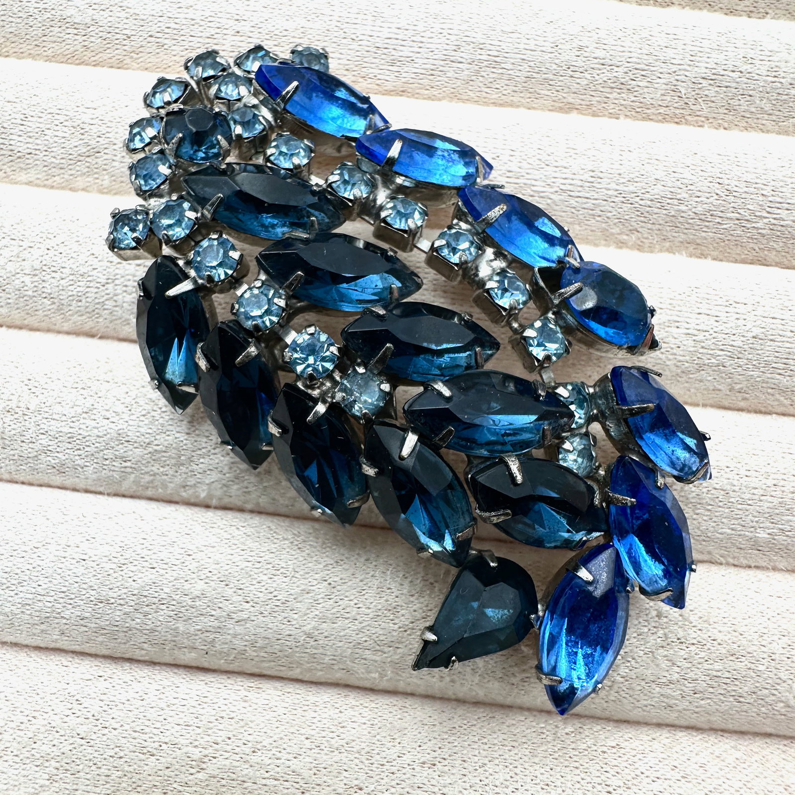Vintage Light and Dark Blue Glass Rhinestone Silver Tone Brooch Pin 2.75 Inch: Vintage Light and Dark Blue Glass Rhinestone Silver Tone Brooch Pin 2.75 Inch