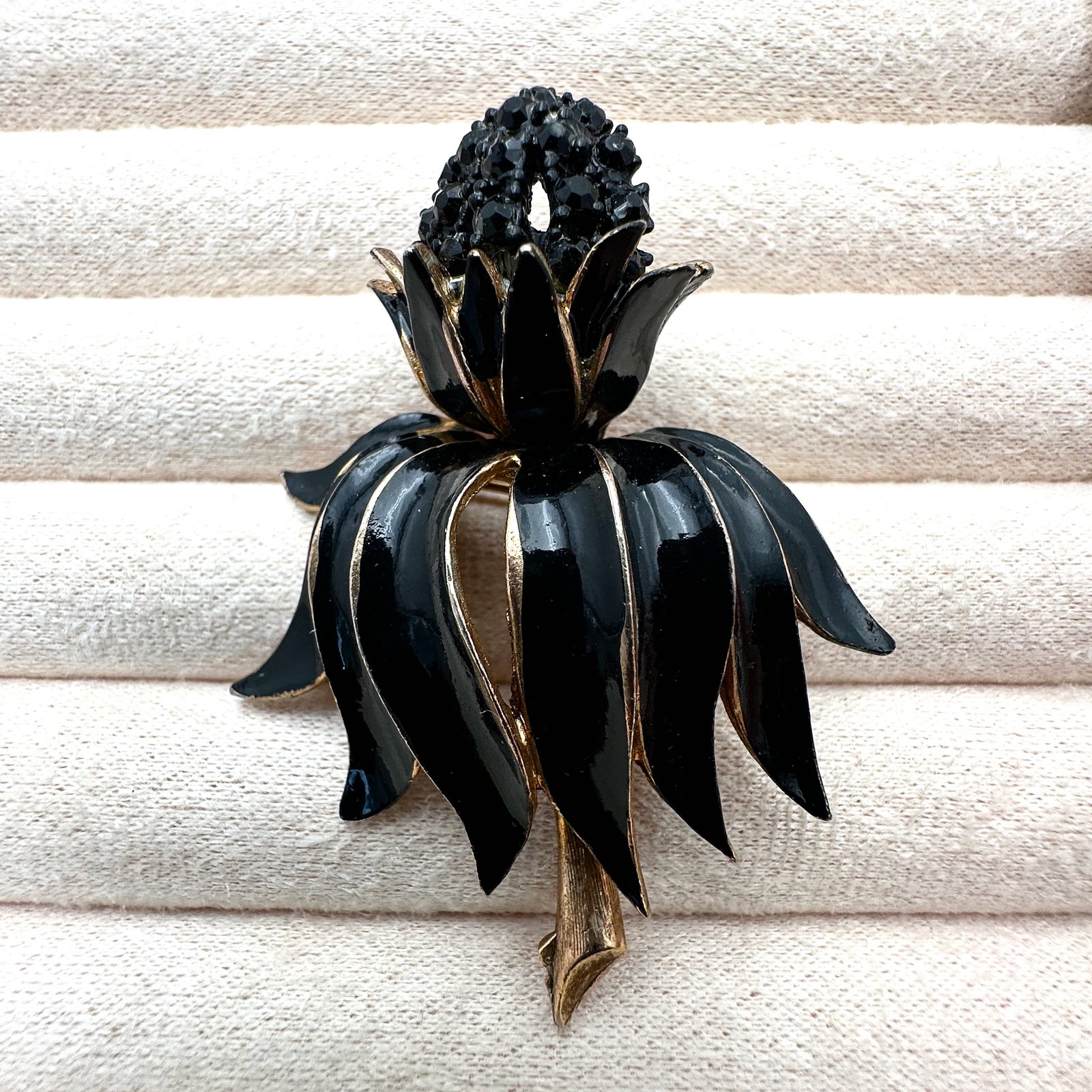 Vintage HAR Black Enamel and Black Rhinestone Gold Tone Flower Brooch Pin 2.5 Inch: Vintage HAR Black Enamel and Black Rhinestone Gold Tone Flower Brooch Pin 2.5 Inch