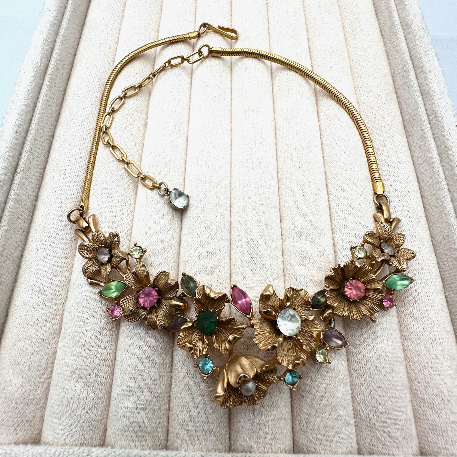 Vintage Coro multicolor Rhinestone Gold Tone Flower Design Necklace 16 Inch Length: Vintage Coro multicolor Rhinestone Gold Tone Flower Design Necklace 16 Inch Length