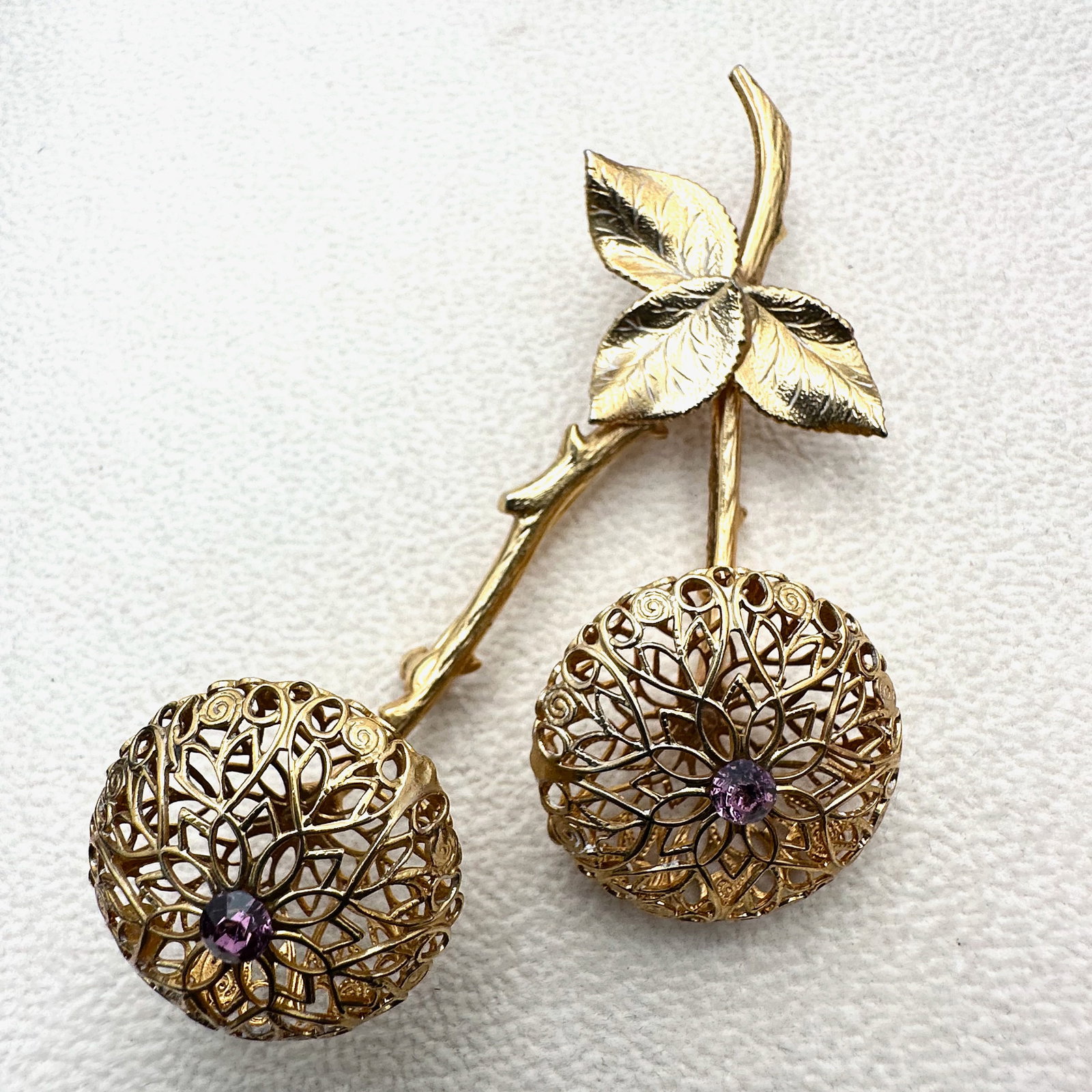 Vintage Purple Glass Rhinestone Gold Tone Filigree Flower Brooch Pin 3 Inch: Vintage Purple Glass Rhinestone Gold Tone Filigree Flower Brooch Pin 3 Inch