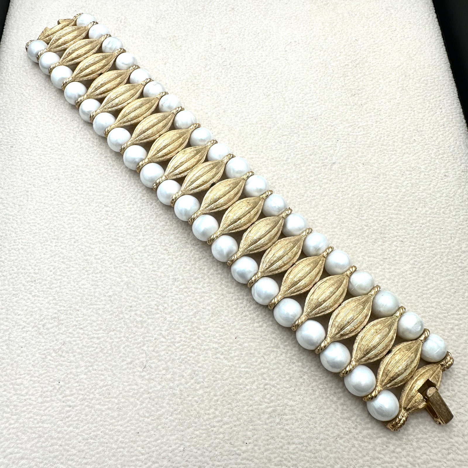 Vintage Trifari Faux Pearl Gold Tone Bracelet 7 Inch: Vintage Trifari Faux Pearl Gold Tone Bracelet 7 Inch