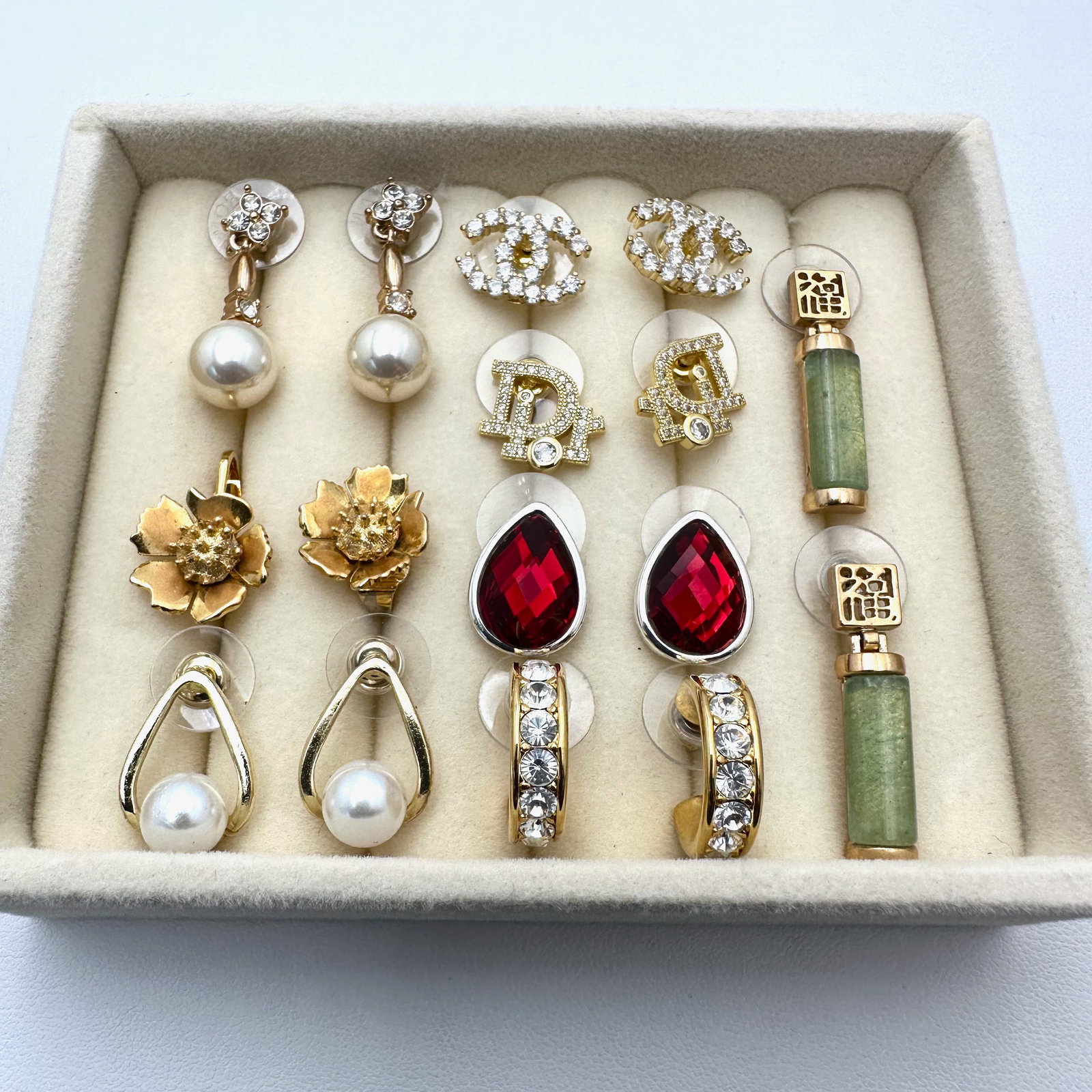 Vintage Group Lot of Earrings Variety of Styles and Colors (1 of 2)