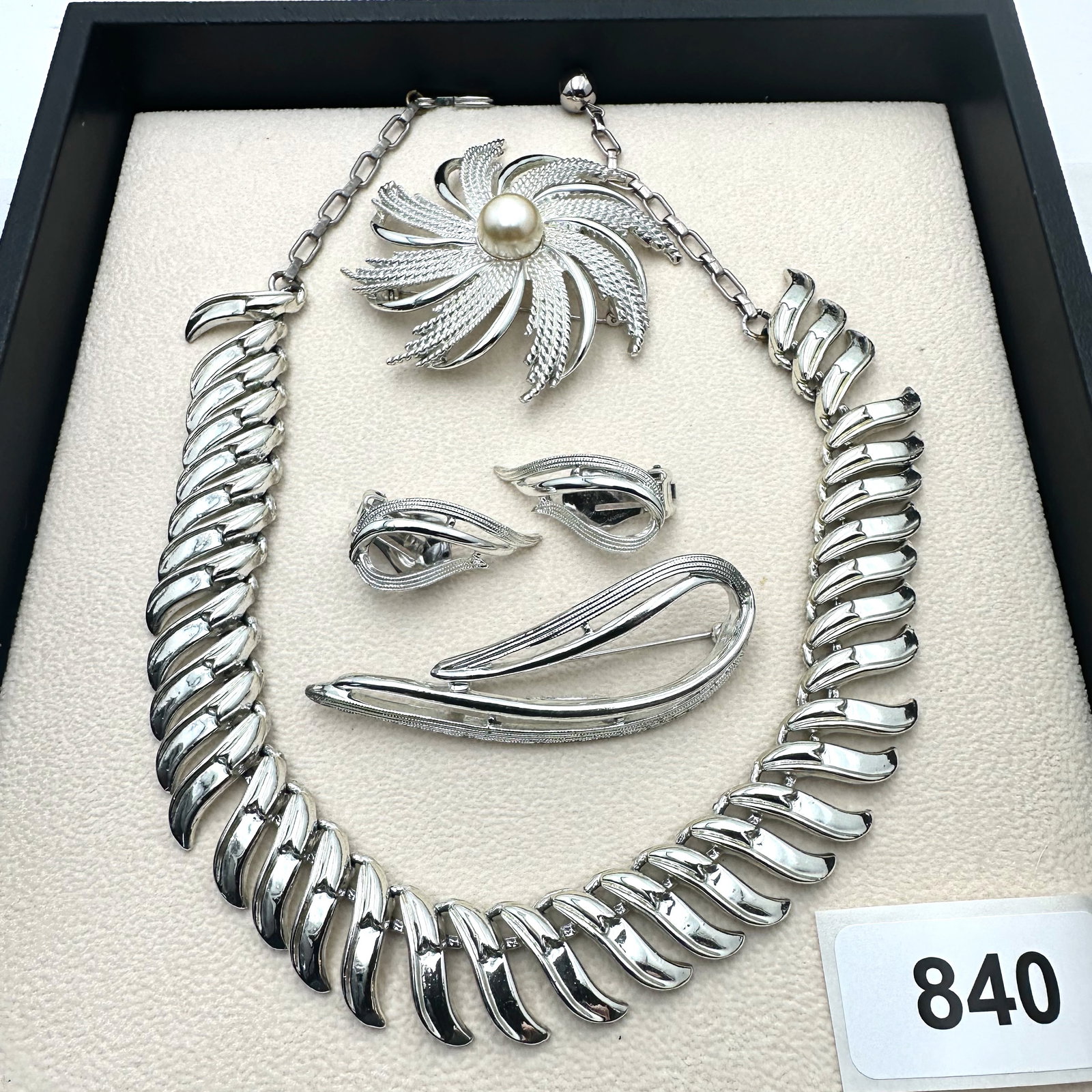 Vintage Group Jewelry Lot Sarah Coventry Brooches Earrings Silver Tone Necklace: Vintage Group Jewelry Lot Sarah Coventry Brooches Earrings Silver Tone Necklace