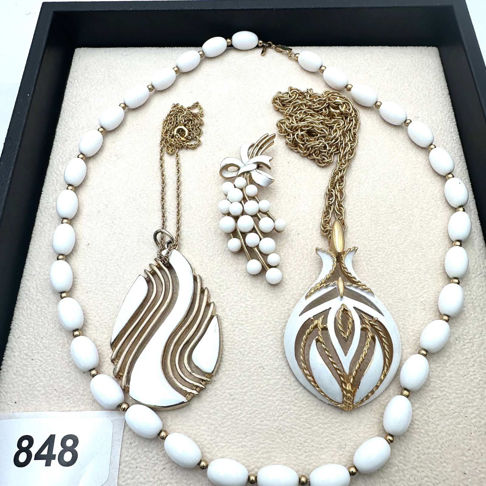 Vintage Group Jewelry Lot Monet White Bead Gold Tone Necklace White Enamel Pendant Necklaces and: Vintage Group Jewelry Lot Monet White Bead Gold Tone Necklace White Enamel Pendant Necklaces and Brooch