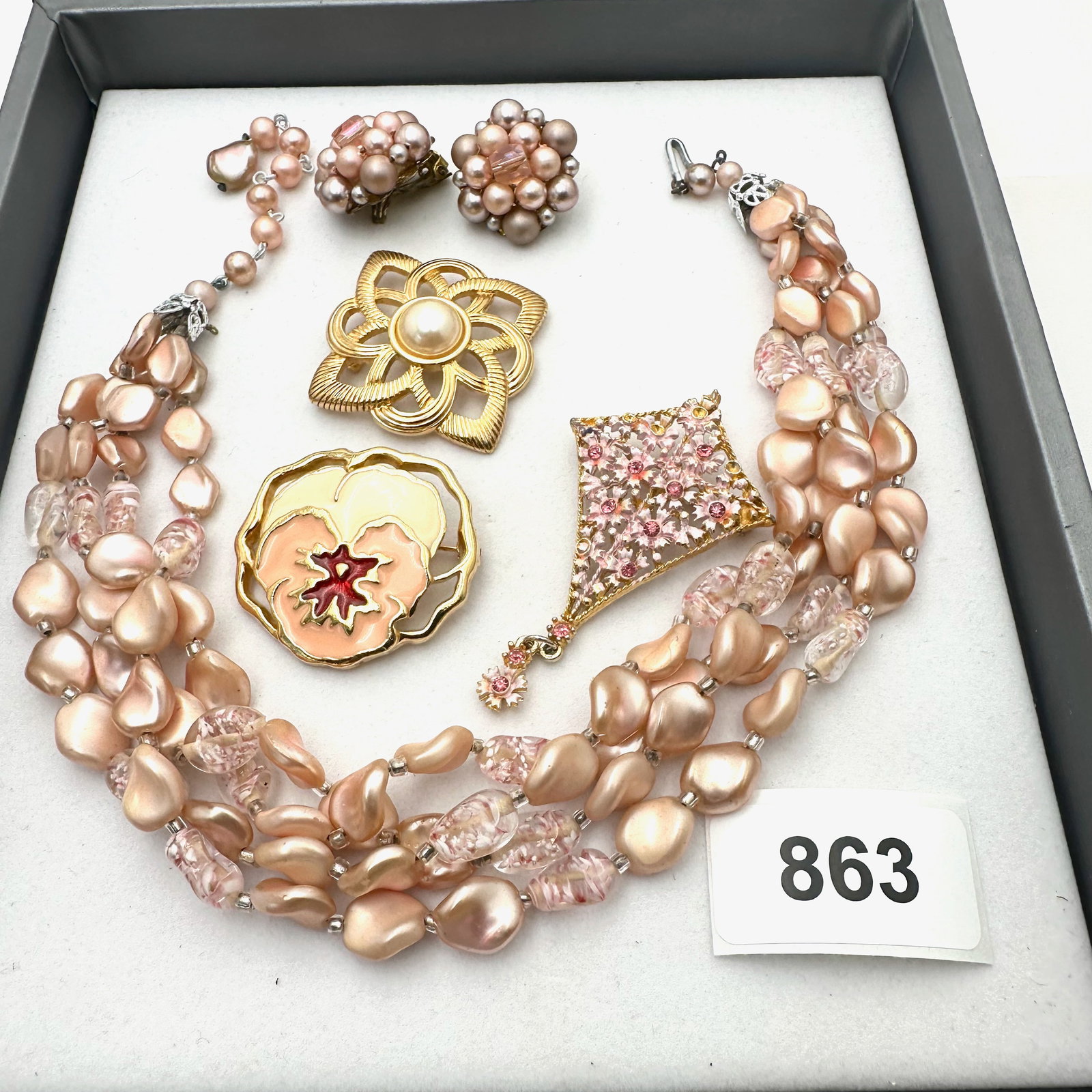 Vintage Group Jewelry Lot Pink Art Glass Bead Necklace Coordinating Brooches and Clip Earrings: Vintage Group Jewelry Lot Pink Art Glass Bead Necklace Coordinating Brooches and Clip Earrings